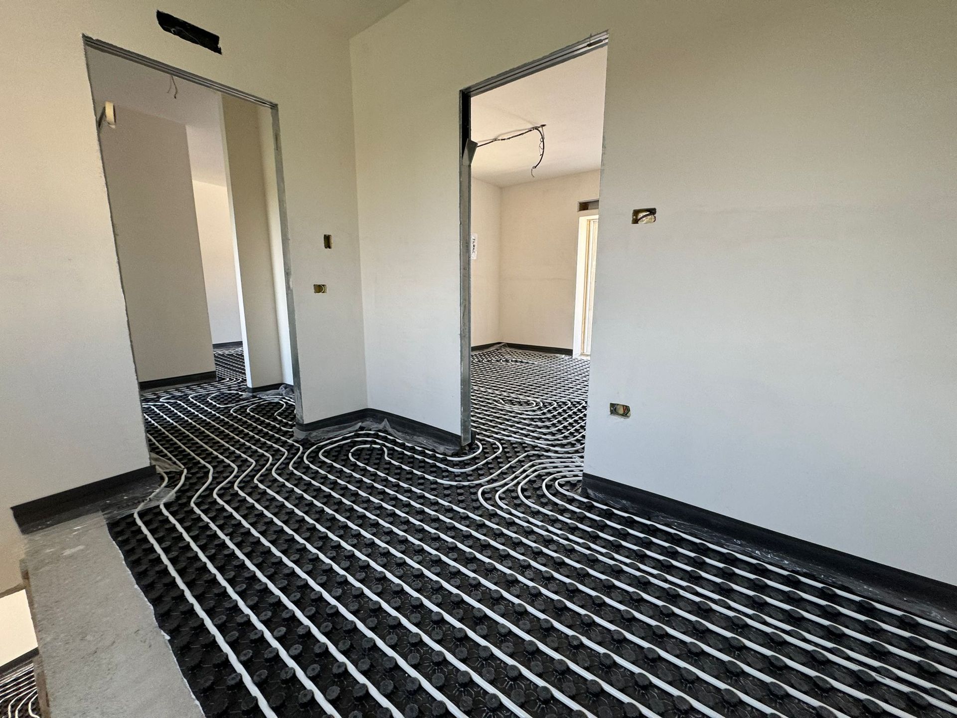 Una stanza vuota con un pavimento a strisce bianche e nere