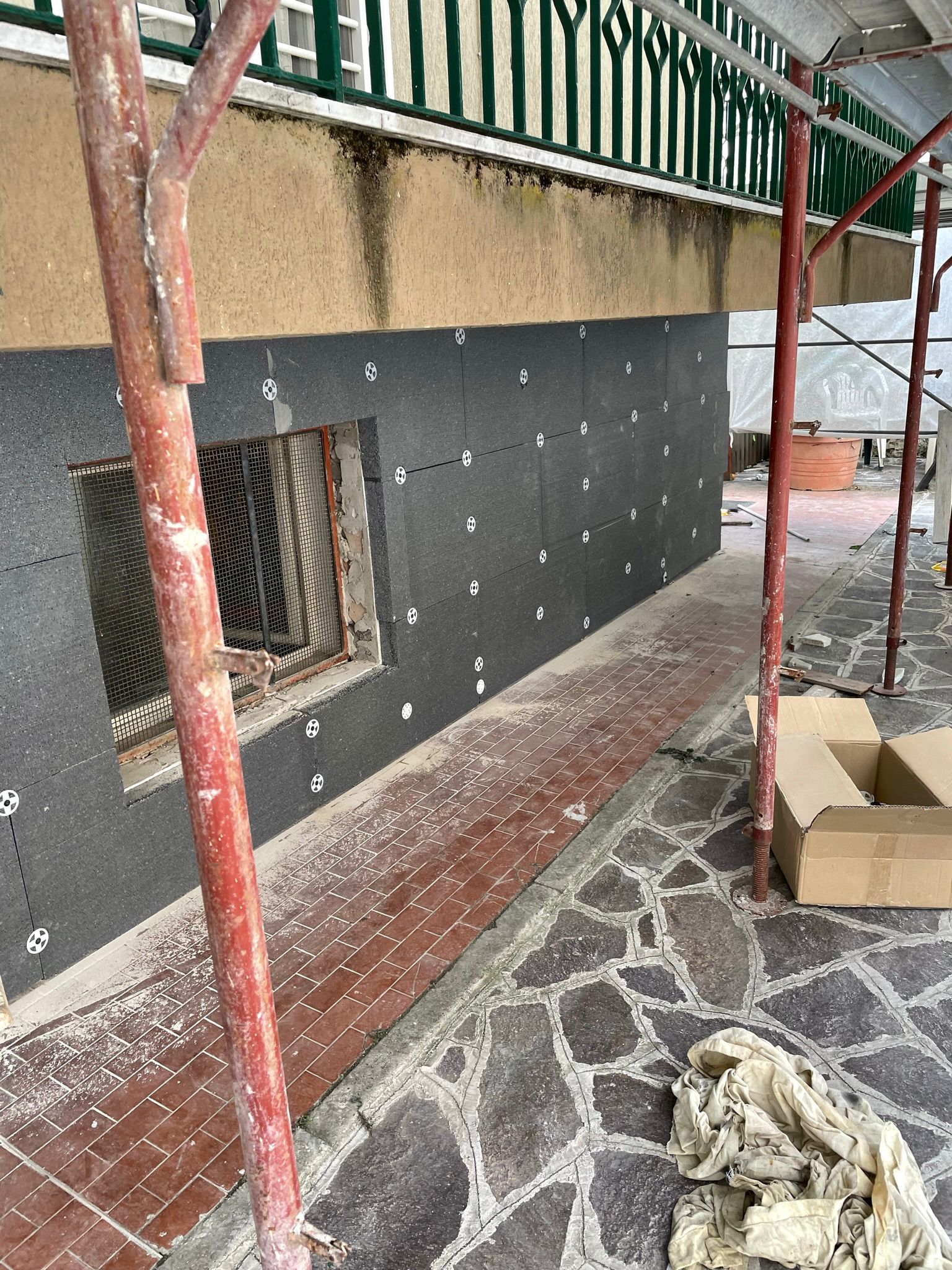 Un edificio viene ristrutturato con impalcature e schiuma.