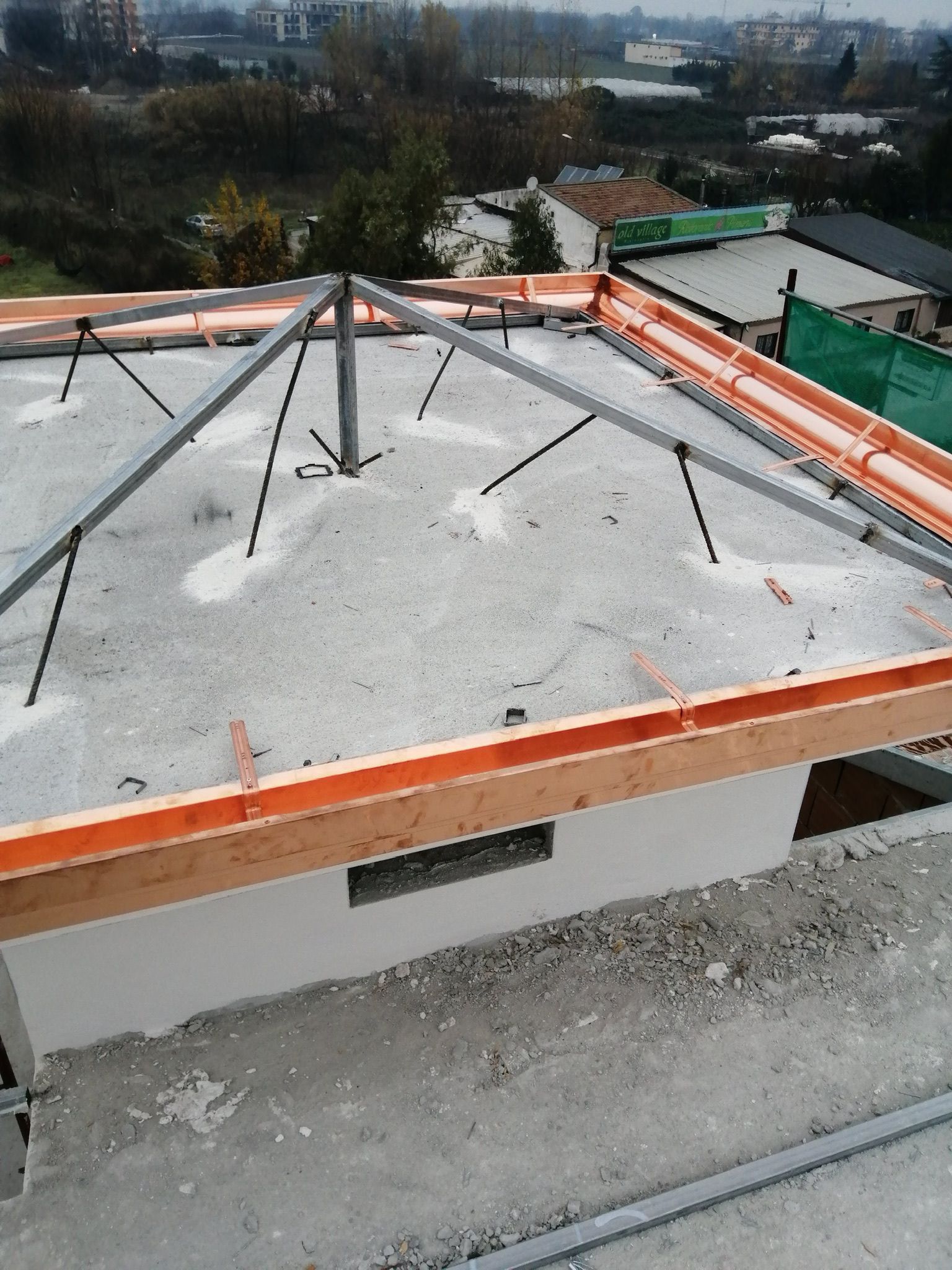 Un tetto che viene costruito con una grondaia in rame
