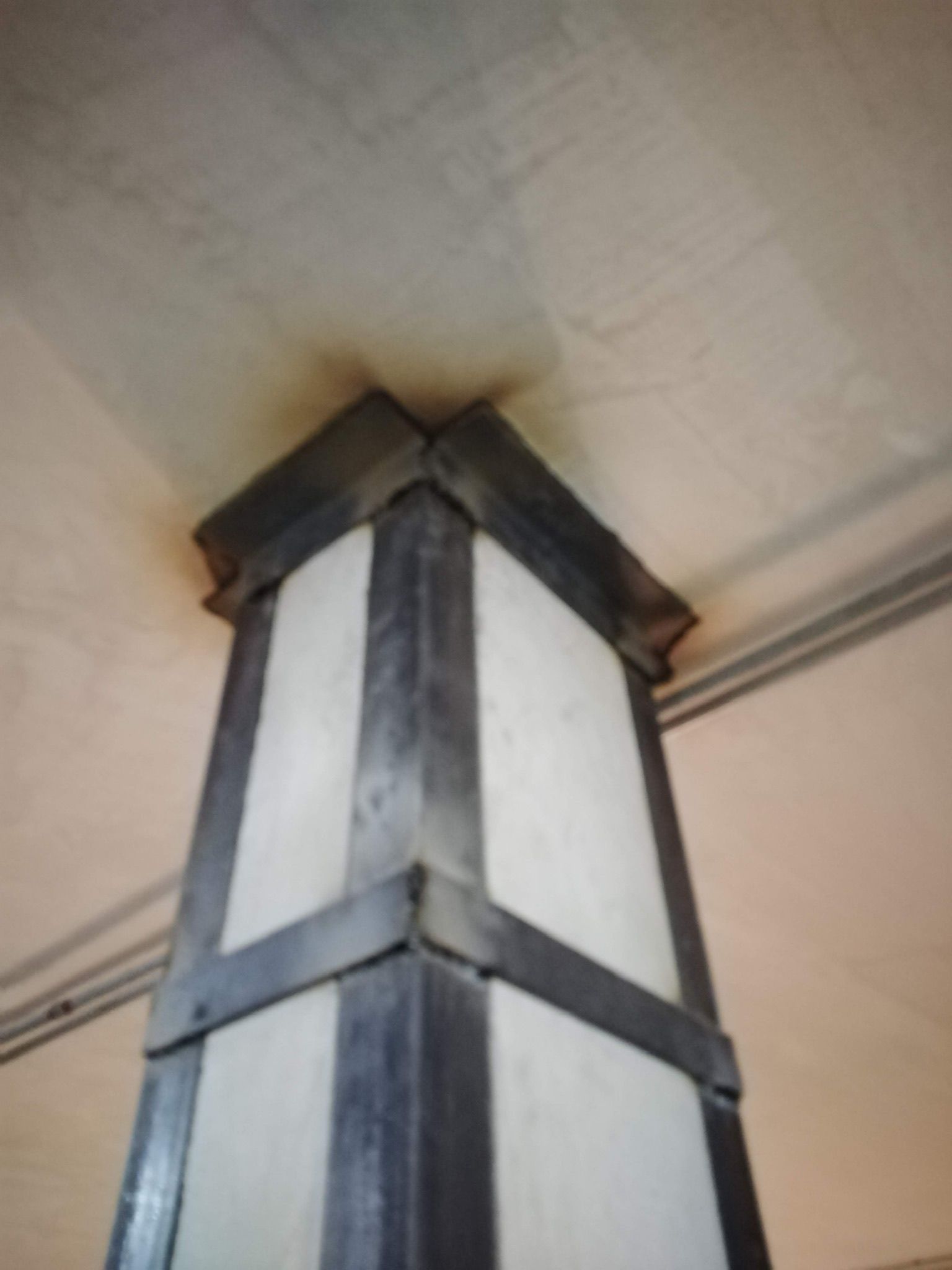 Un angolo di un edificio con una luce accesa