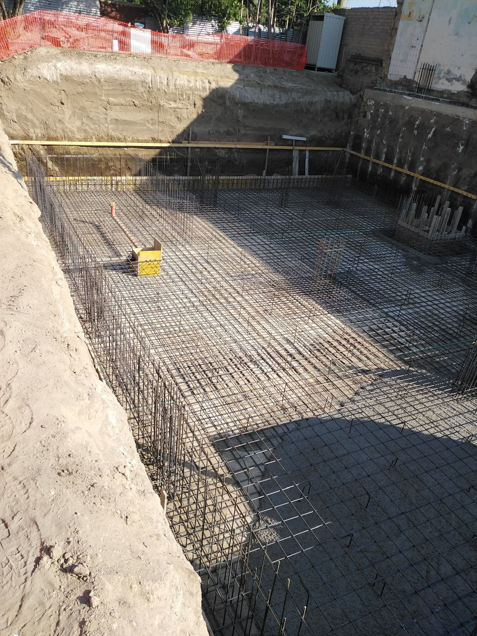 Un cantiere con molta terra e cemento.