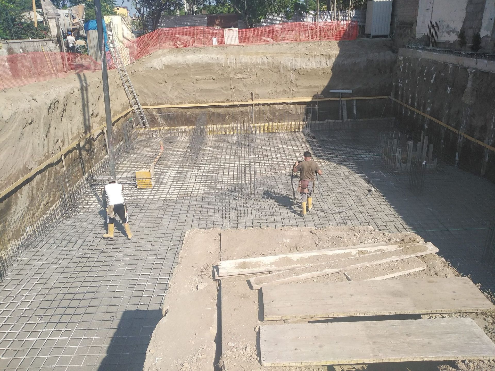 Un uomo è in piedi in mezzo a un cantiere edile.