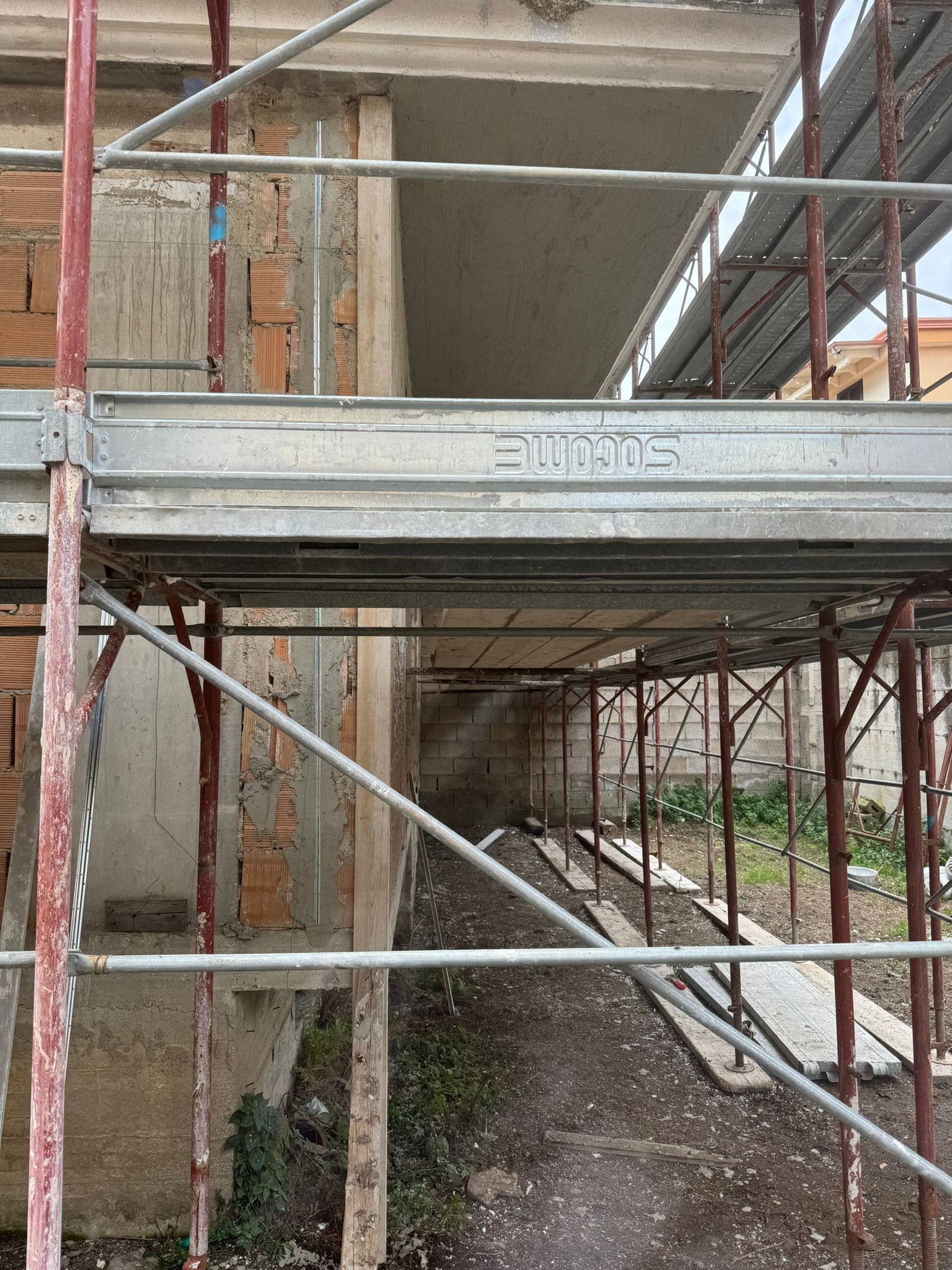 Un'impalcatura è posizionata in cima a un edificio in costruzione.