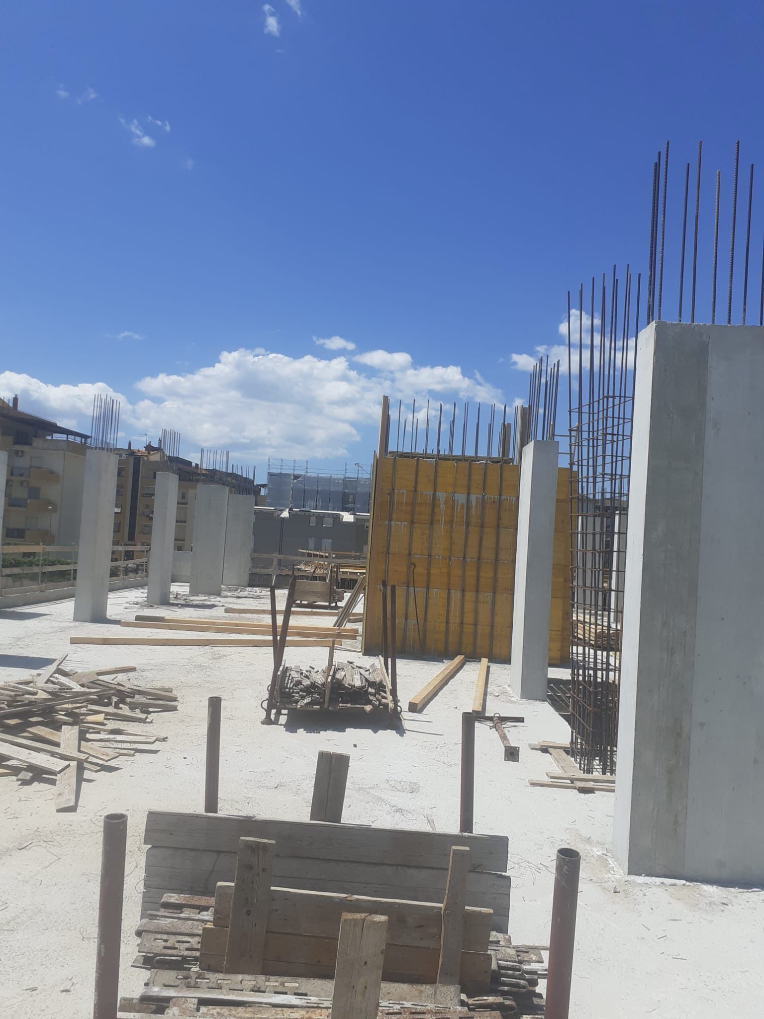 Un cantiere con un cielo azzurro sullo sfondo