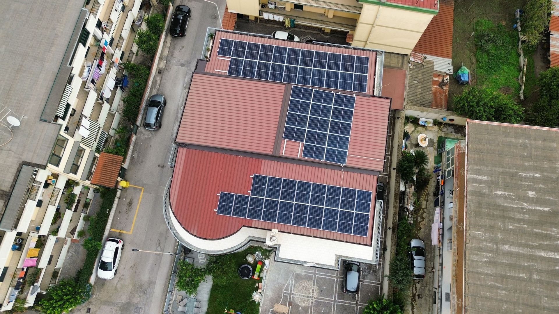 Una vista aerea di un edificio con pannelli solari sul tetto
