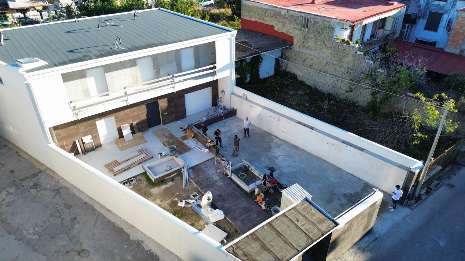 Una vista aerea di una grande casa bianca in costruzione.