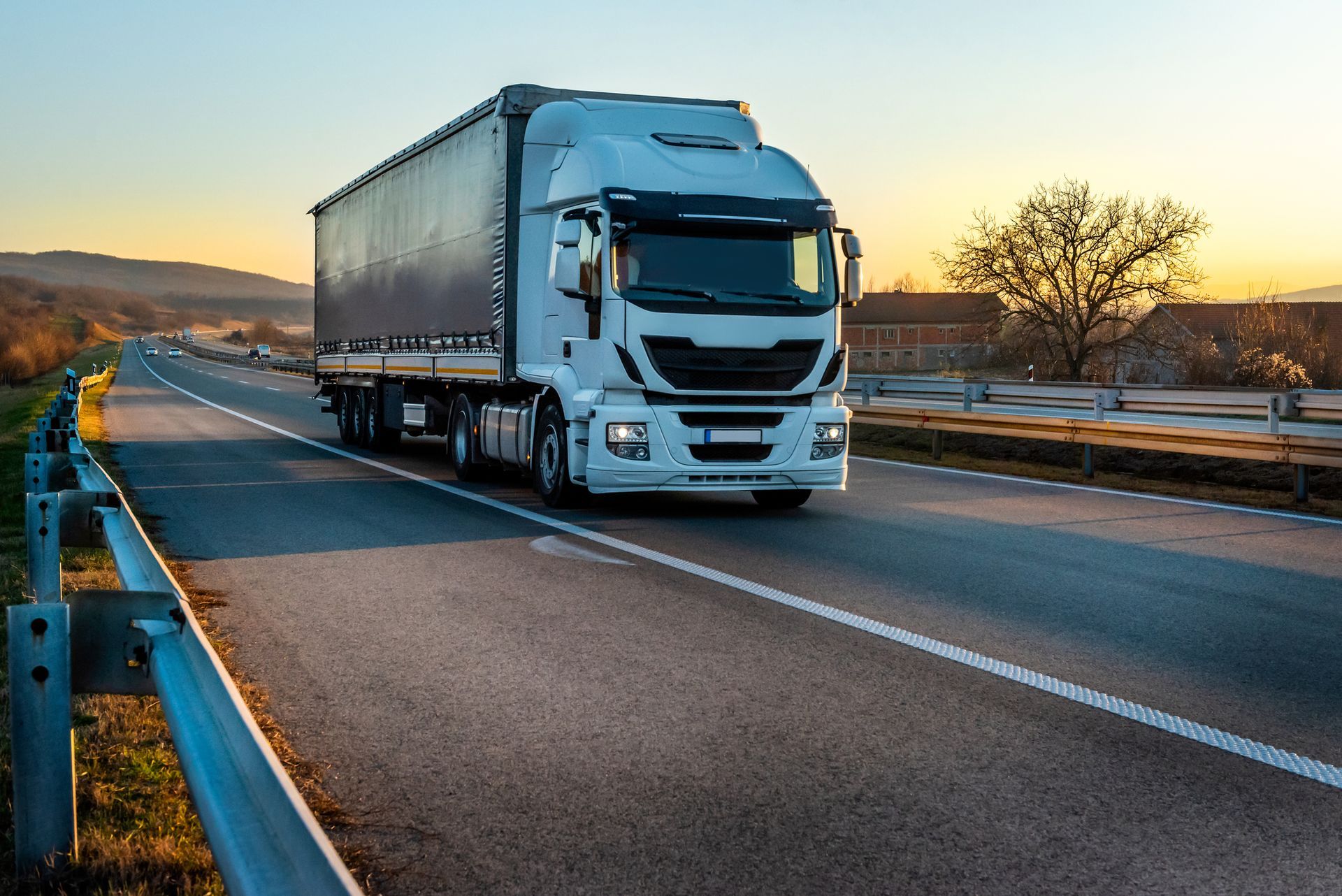 Un magazziniere sta scansionando una scatola con uno scanner di codici a barre.