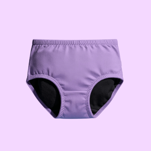Pañal de tela reutilizable morado con aberturas para las piernas negras sobre un fondo morado claro.