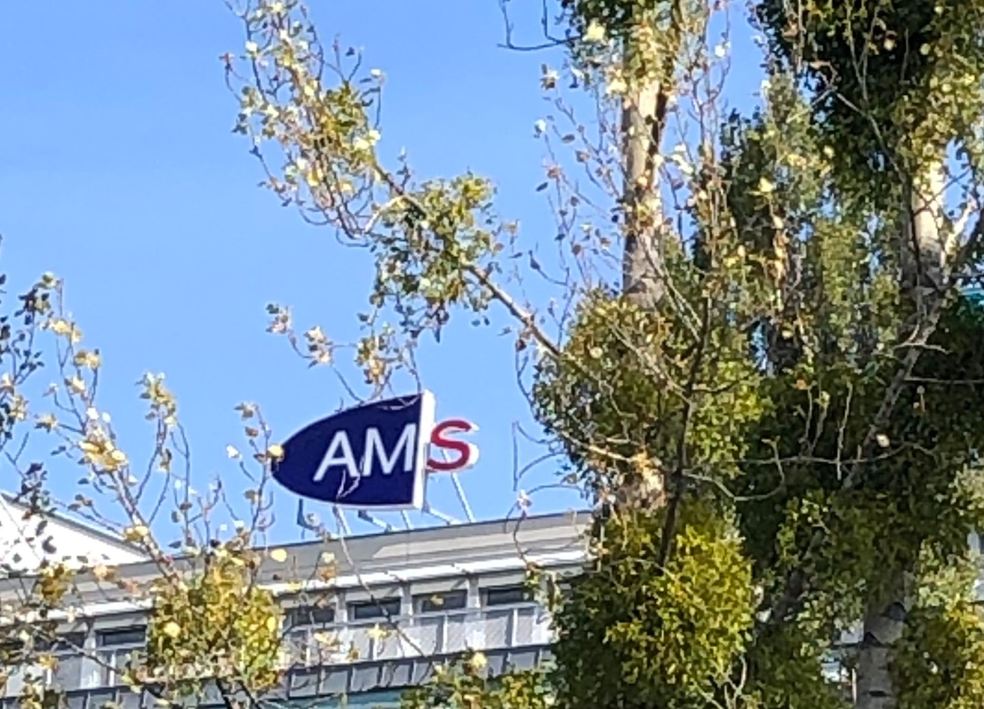 Logo des AMS am Dach der BGS