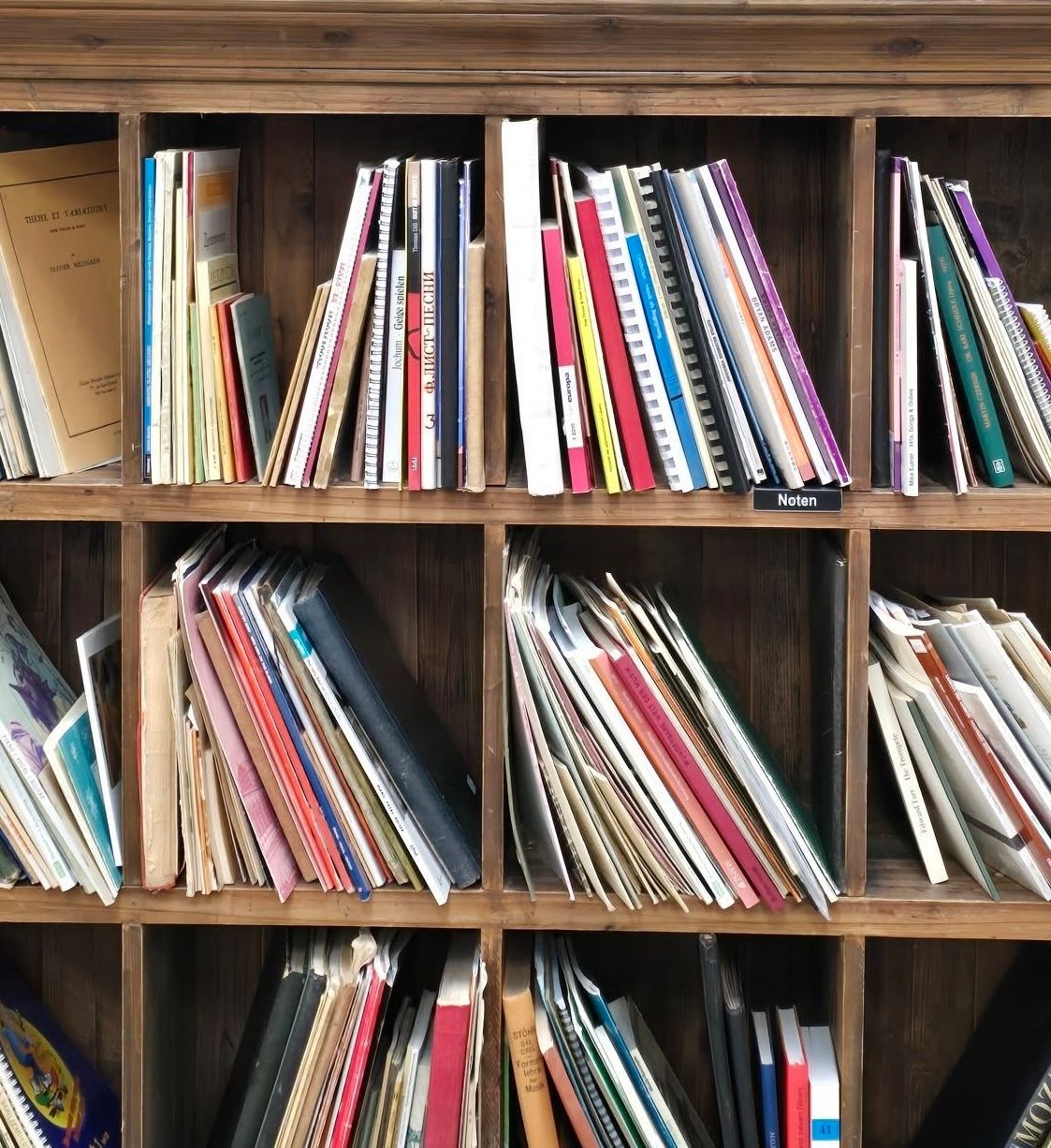 Bücherschrank, #BeratungWirkt und Logo von arbeit plus Tirol