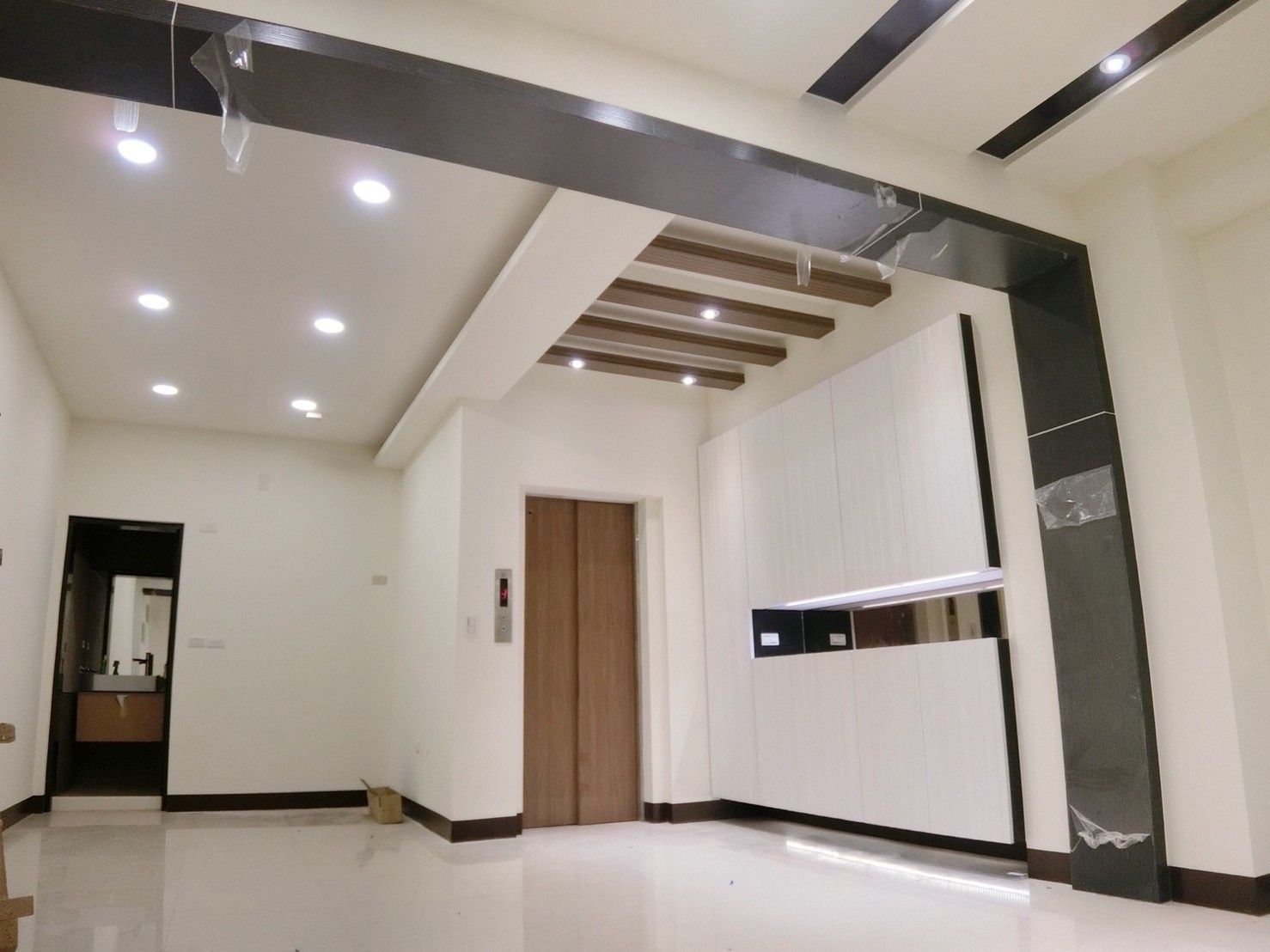 A living room with a ceiling that has a lot of lights on it