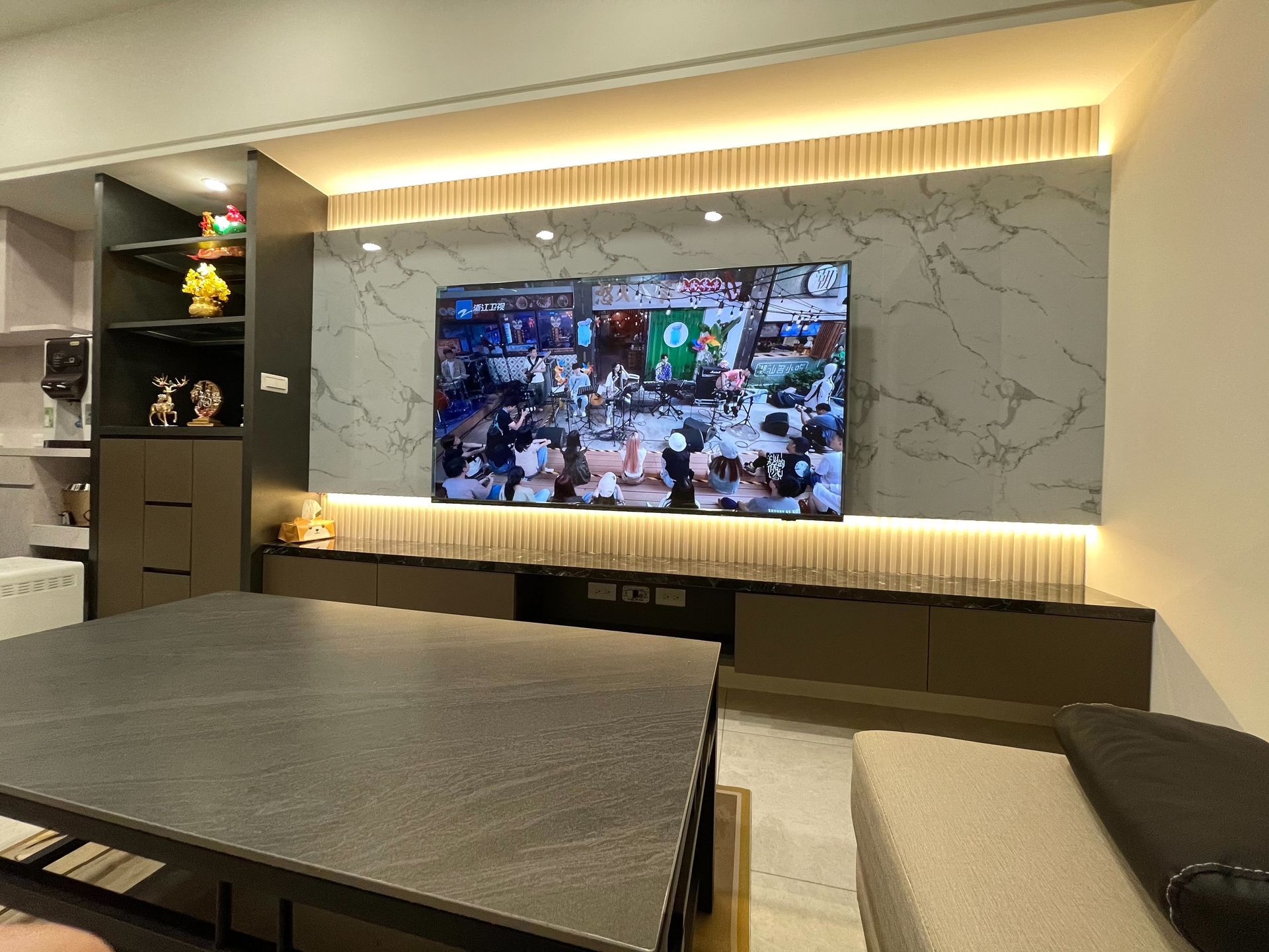 A living room with a flat screen tv on the wall.