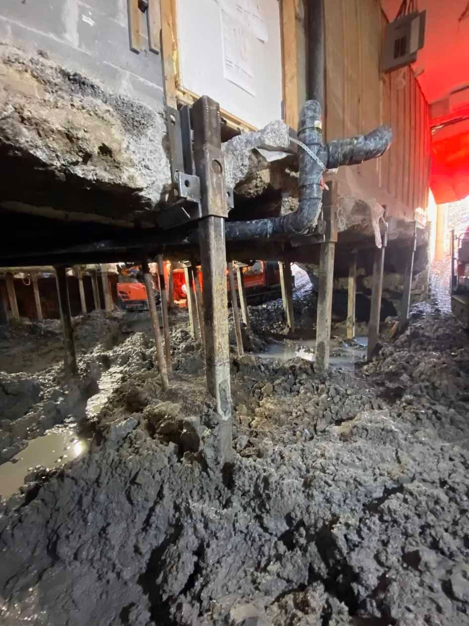 Un tas de terre se trouve sous un bâtiment.