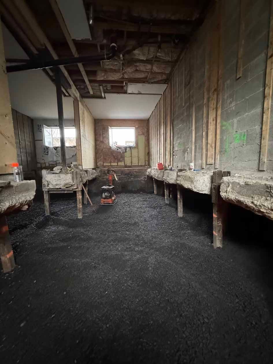 Une grande pièce avec beaucoup de tables et de bancs en bois.