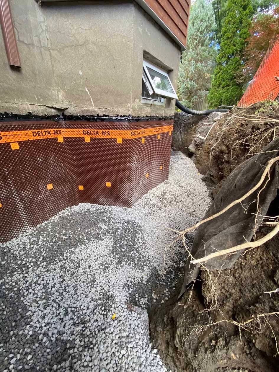 Un tas de gravier se trouve devant une maison.