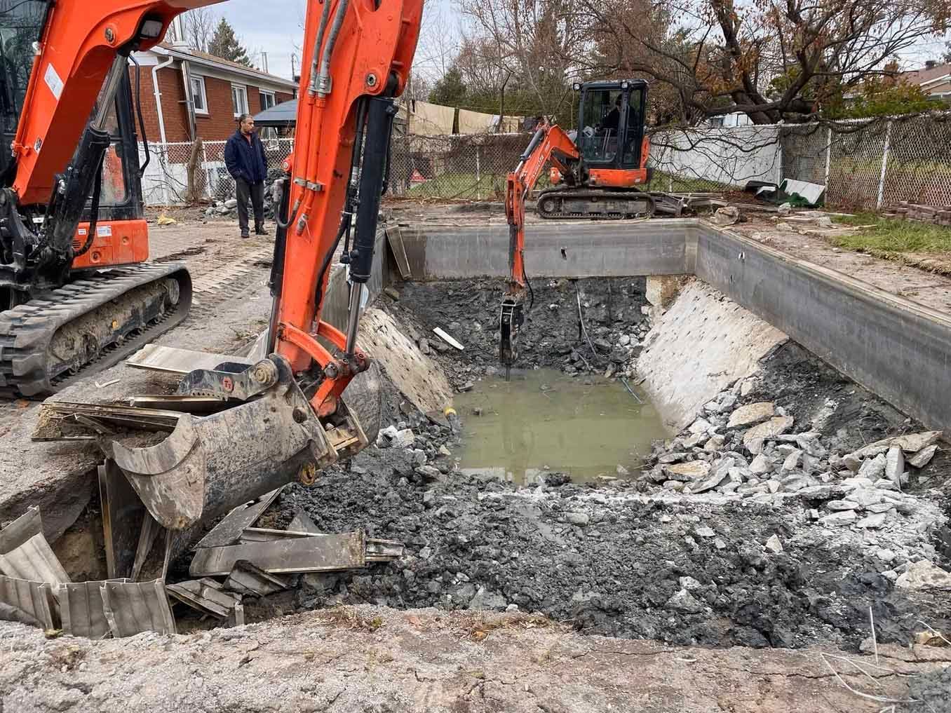Un couple d'excavatrices creuse un trou dans le sol.