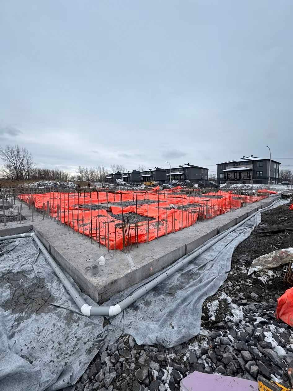 Un chantier avec beaucoup de tuyaux qui le traversent.