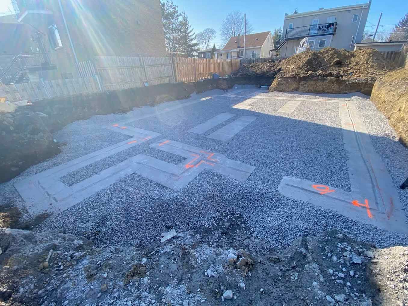 Un chantier avec beaucoup de gravier et de béton.