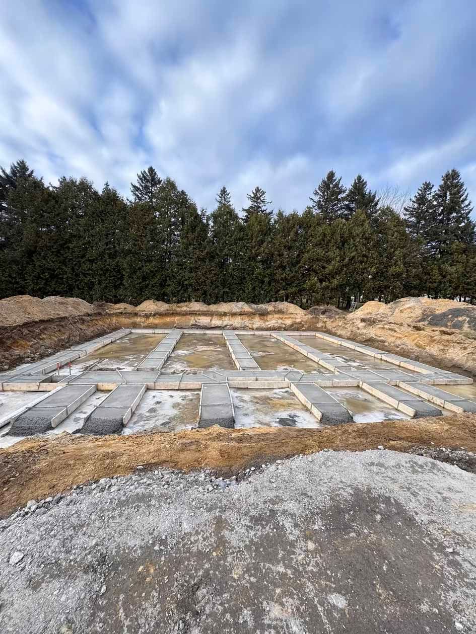 Un chantier avec beaucoup de terre et d'arbres en arrière-plan.