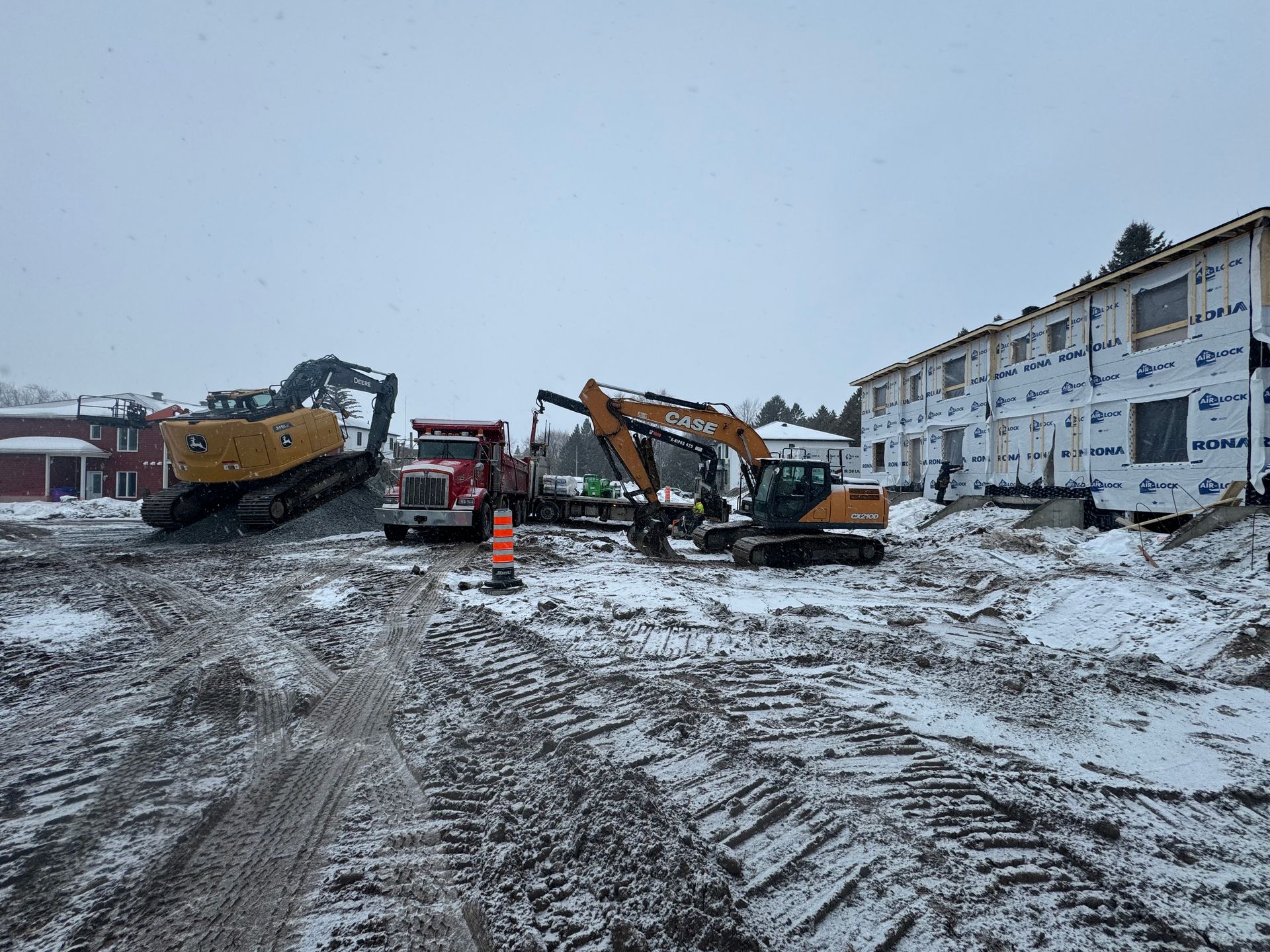 Un chantier avec beaucoup de machines dans la neige.