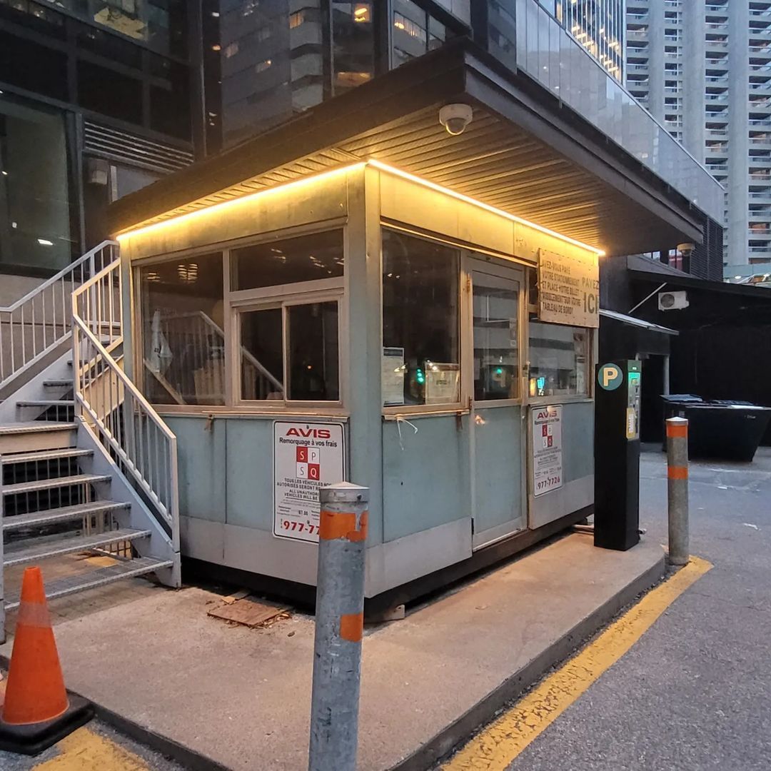 Un bâtiment avec des escaliers et un panneau indiquant « ambulance » dessus