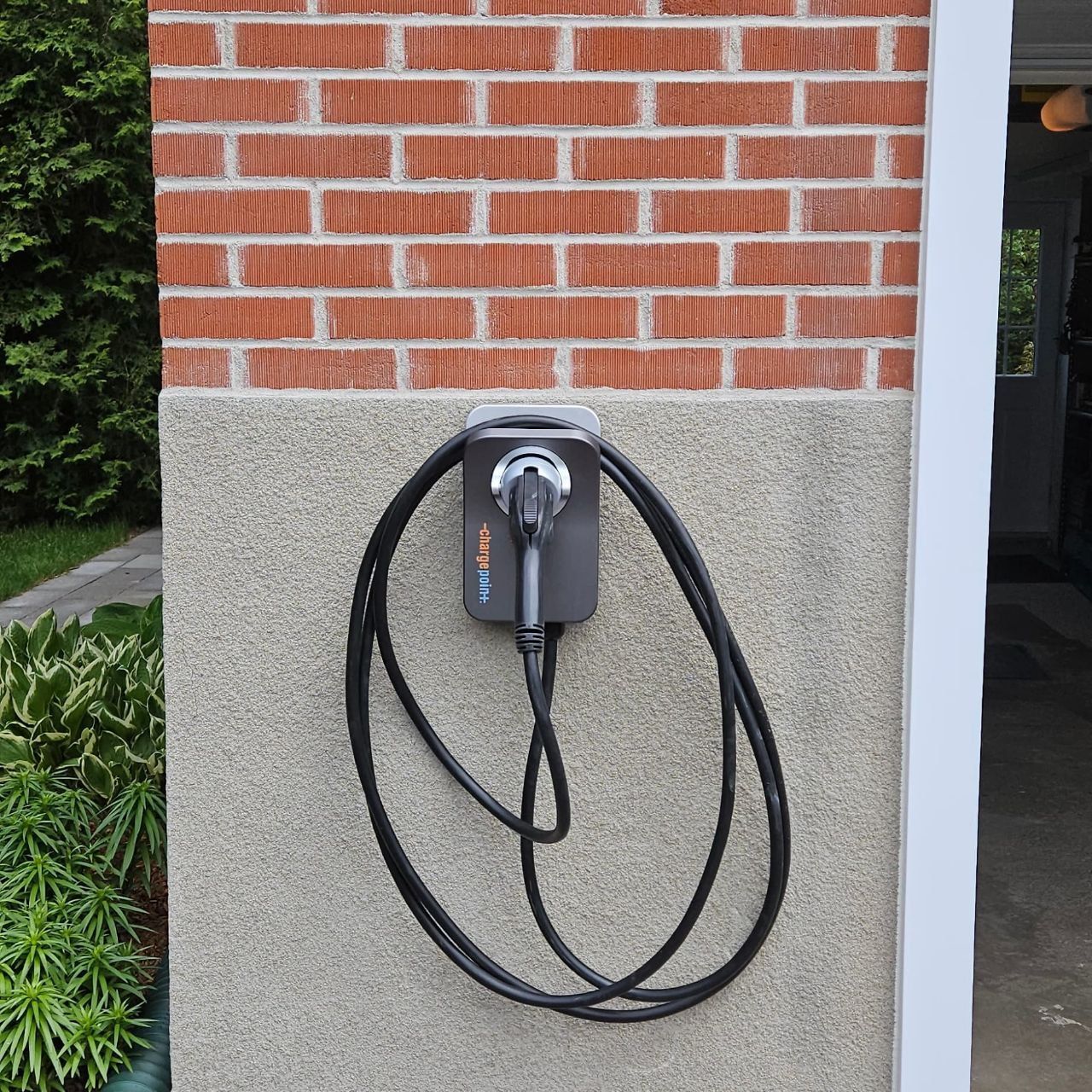 Un mur de briques avec un cordon noir attaché