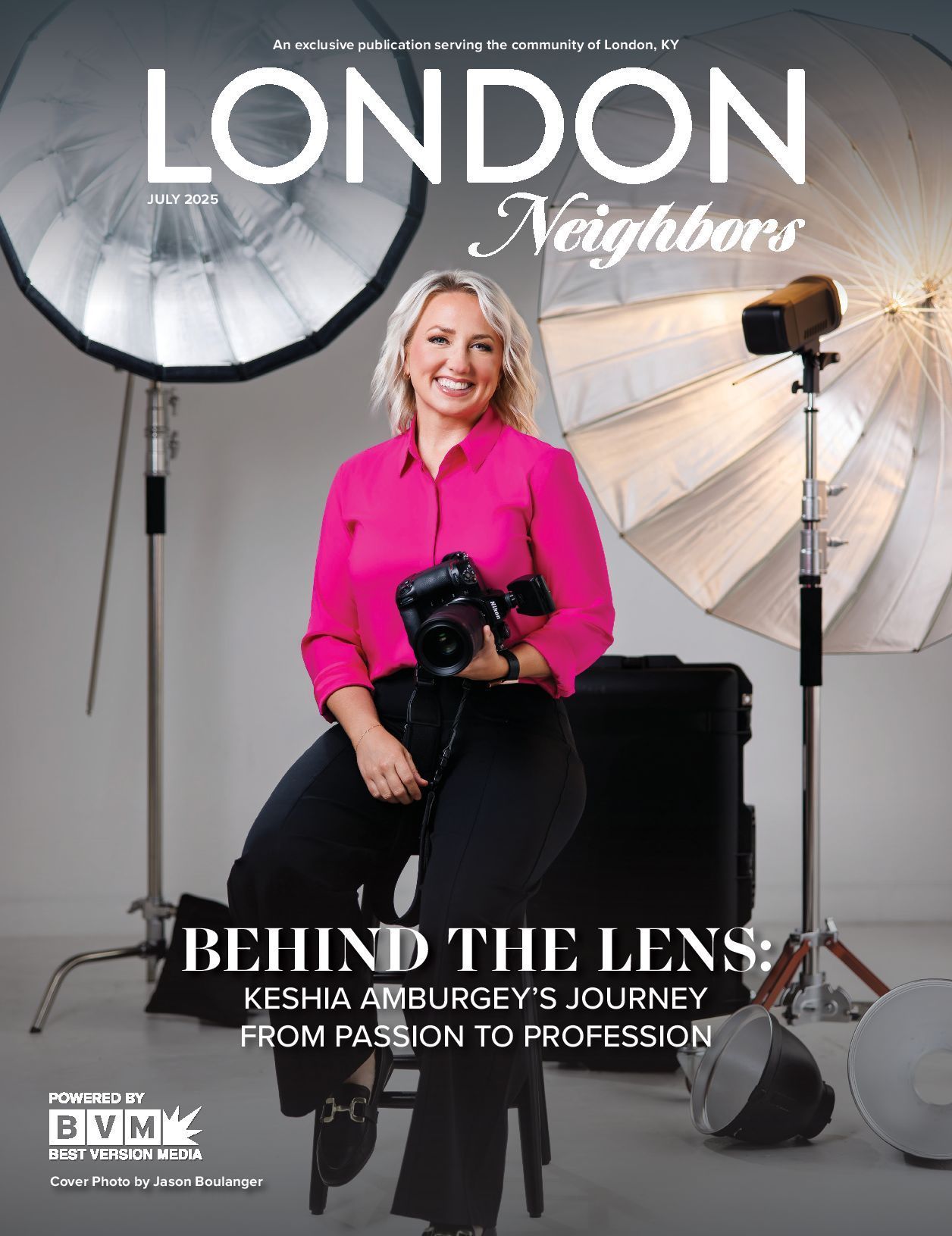 Magazine cover: Woman holding camera, in studio with lighting equipment. Text: 