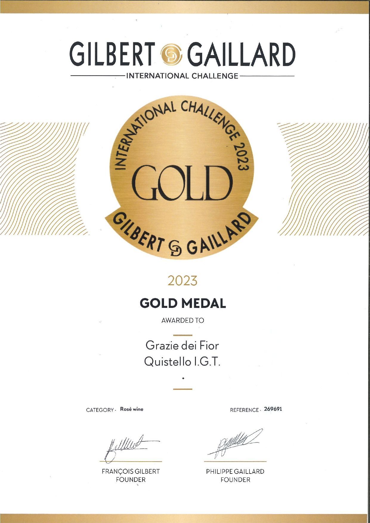 Una medaglia d'oro è su uno sfondo bianco.