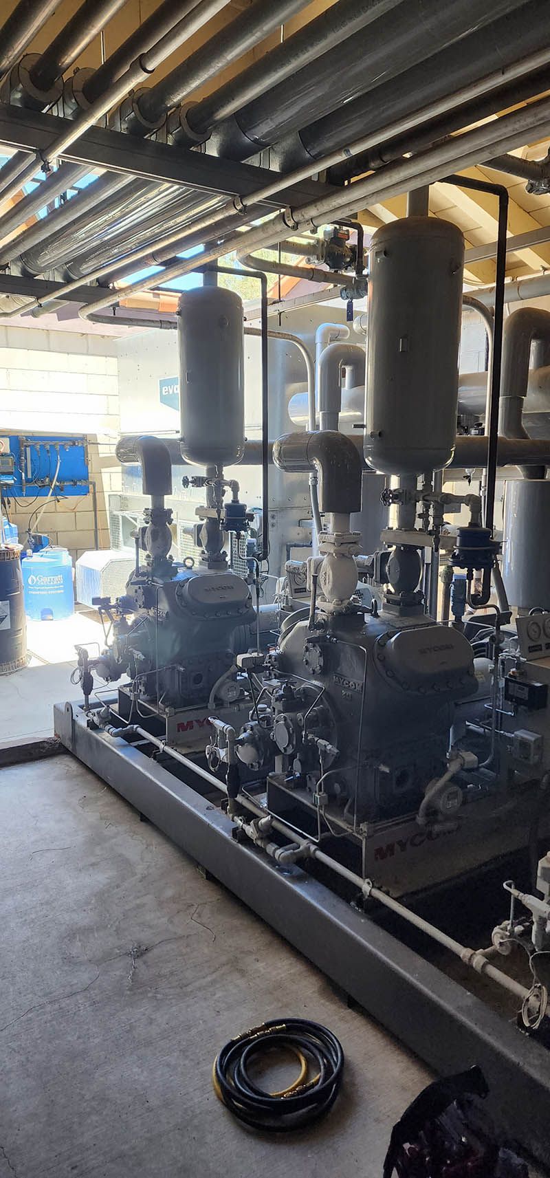 A room filled with lots of pipes and pumps.