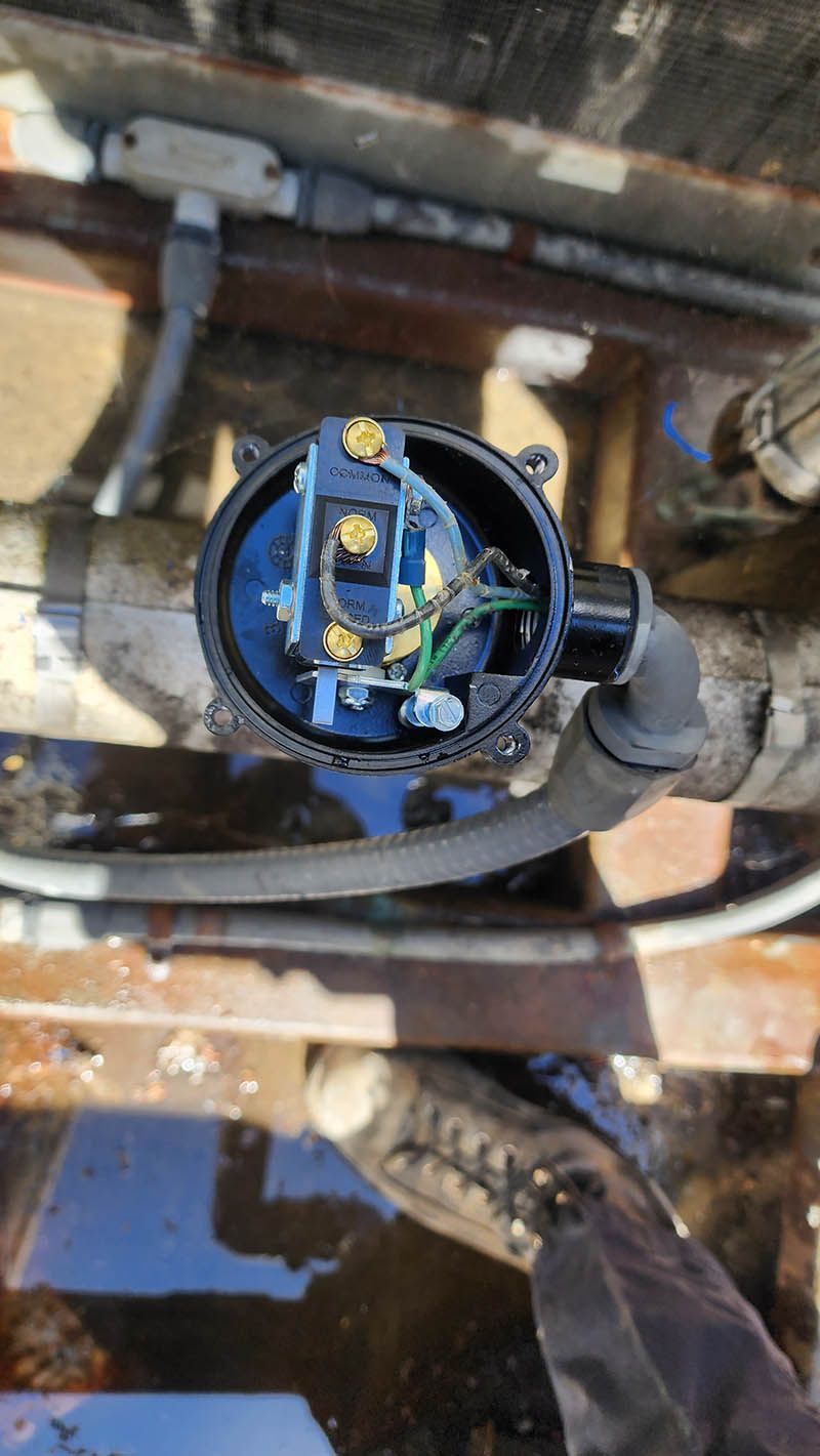 A close up of a valve on a pipe.