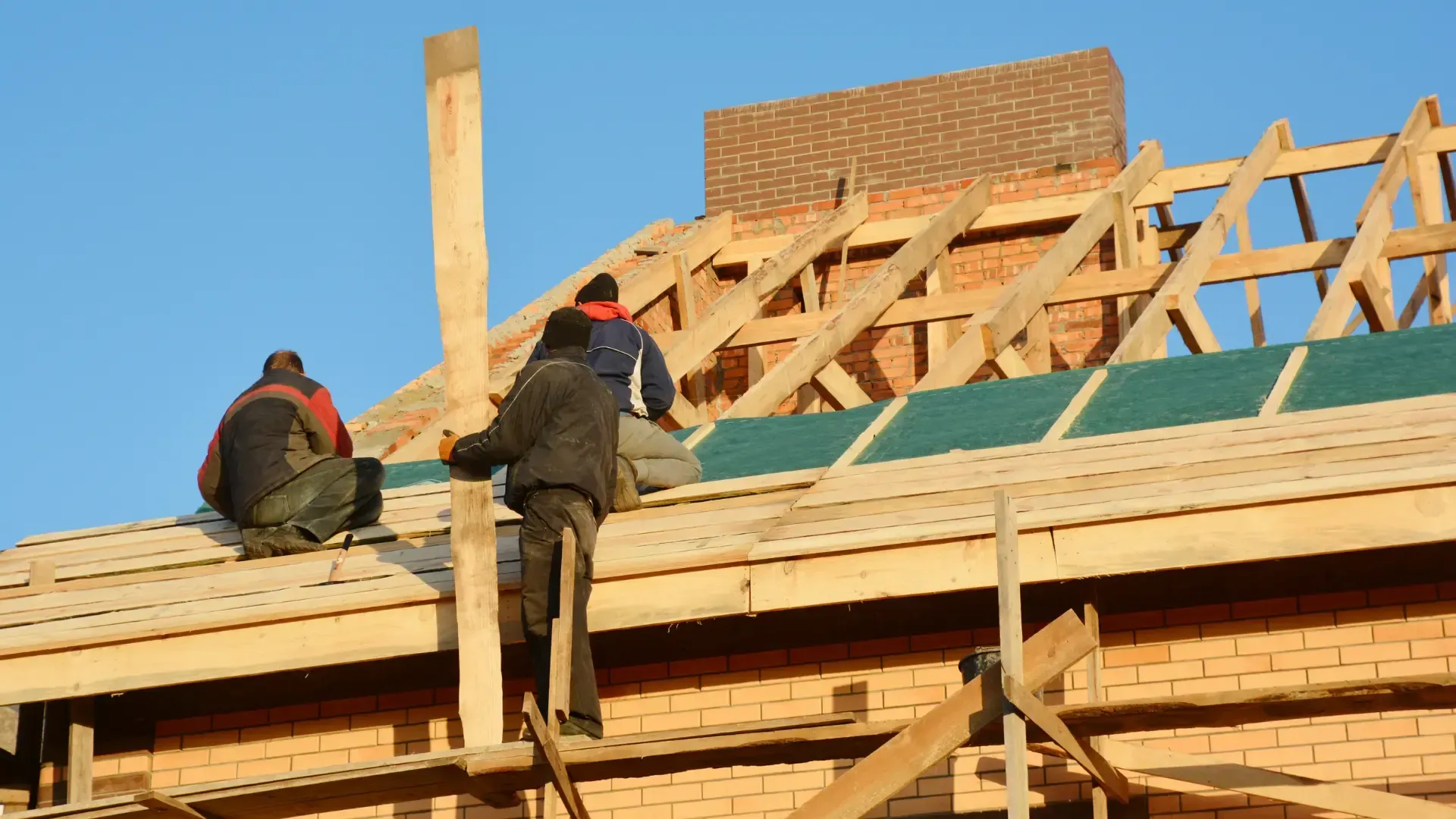 Plaatsing van een nieuw dak voor een duurzame en energiezuinige woning.