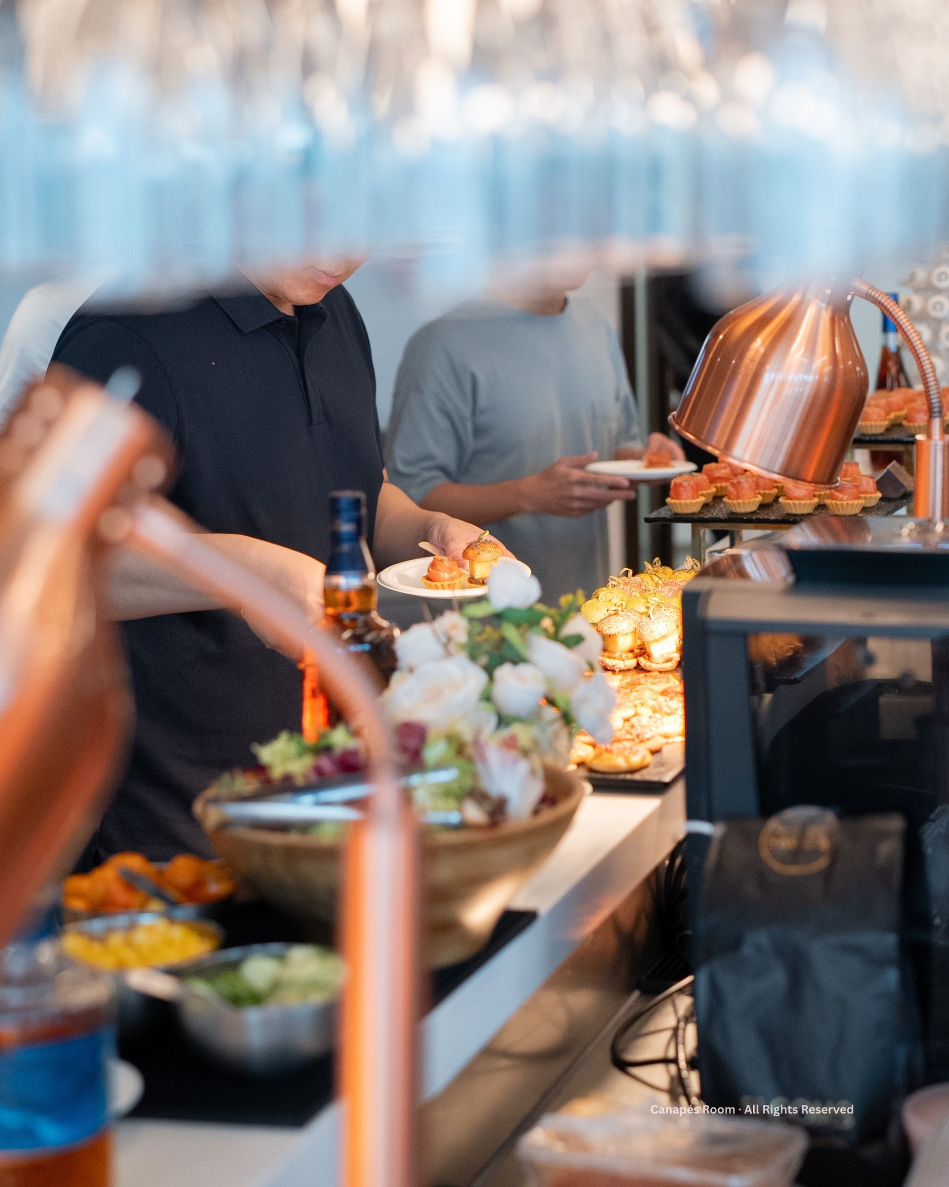 自助餐,人們可以選擇食物,包括沙拉、糕點和鮭魚。