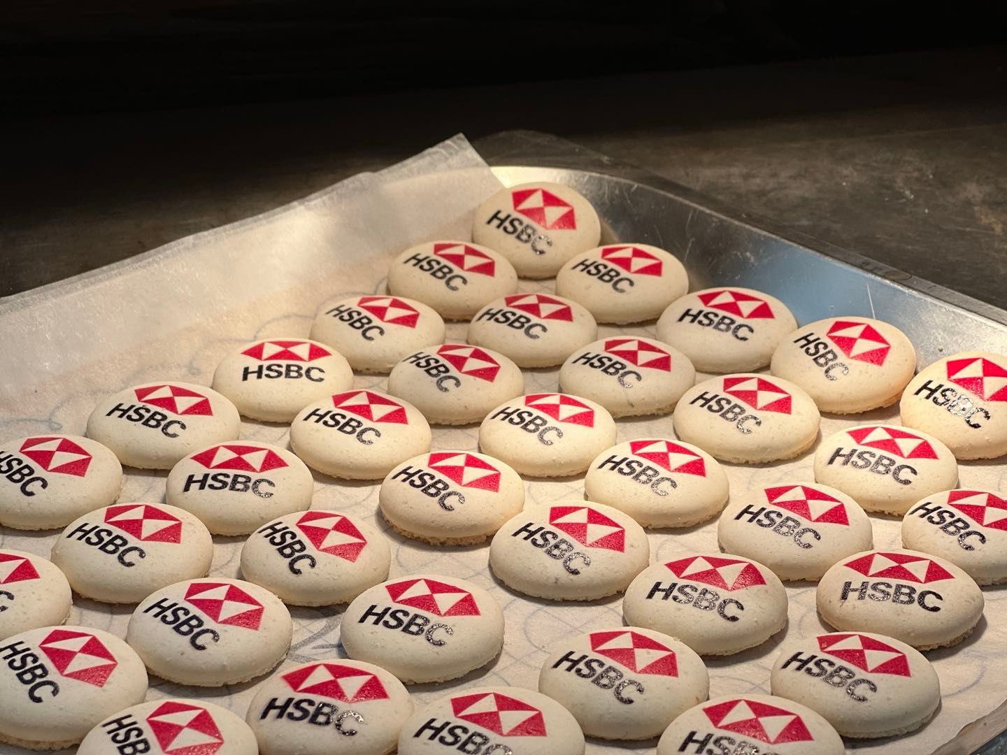 托盤上印有匯豐銀行標誌的圓形餅乾。