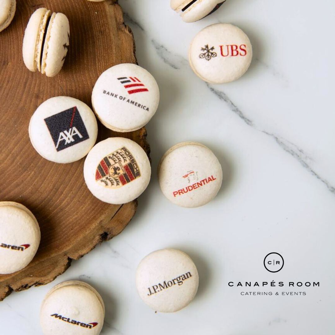 帶有公司標誌的馬卡龍排列在木板和大理石表面上。