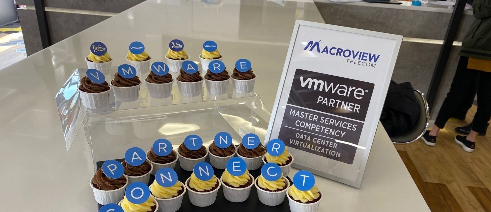 紙杯蛋糕上寫著「PARTNER CONNECT」和「VMware PARTNER」標誌。