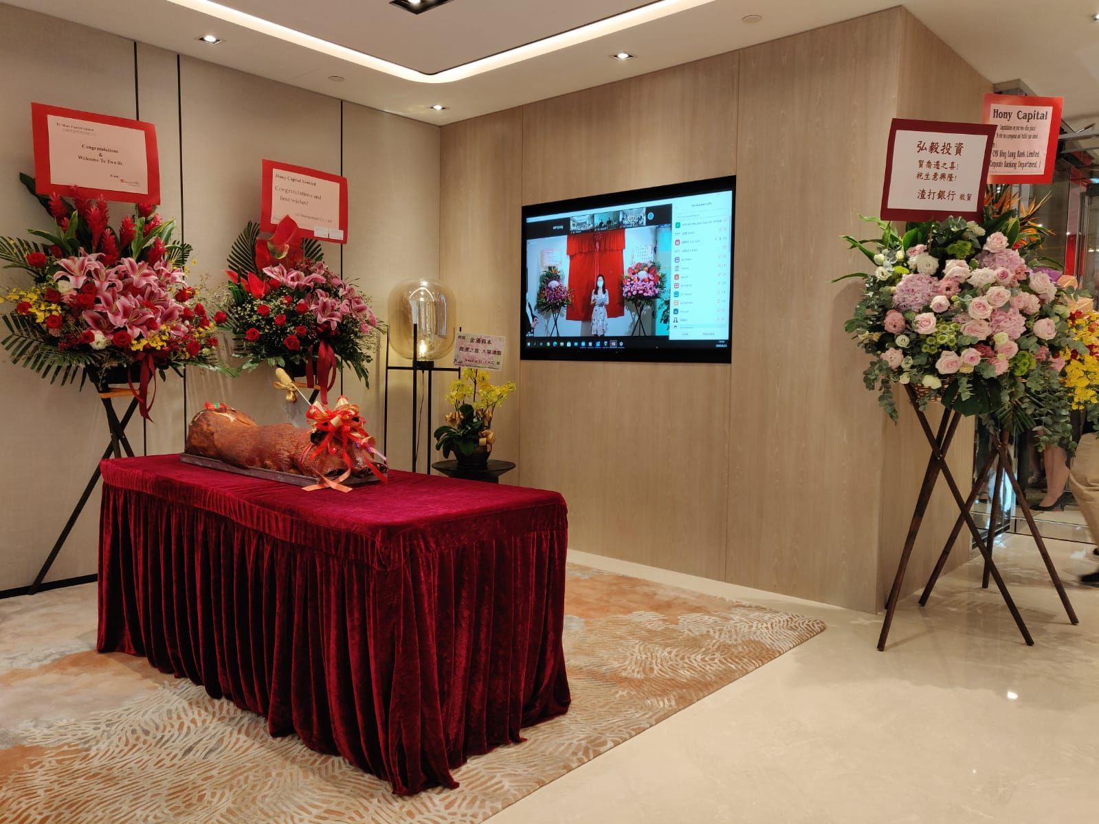 房間裡有鋪著紅色桌布的桌子、鮮花和展示儀式的屏風;環境很中性。