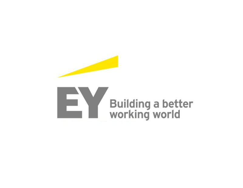 EY 標誌：灰色「EY」字母，上方有黃色尖角，標語為「建立更美好的商業世界」。