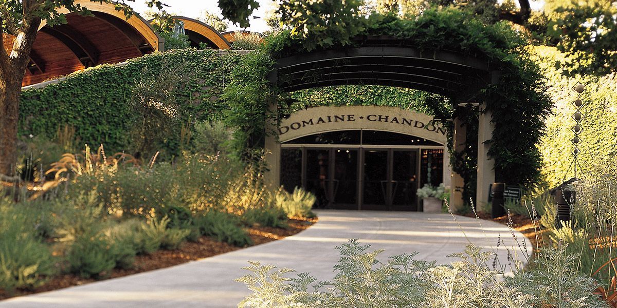 A path leading to a building with a sign that says fontaine orlando