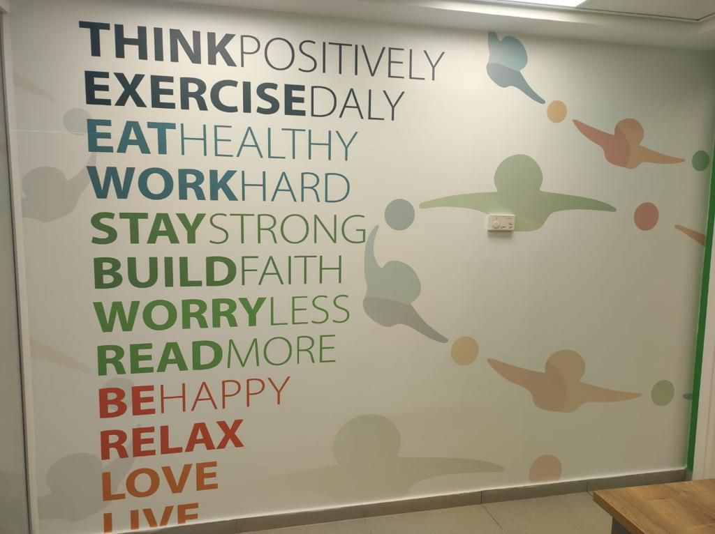 מדבקות שילוט