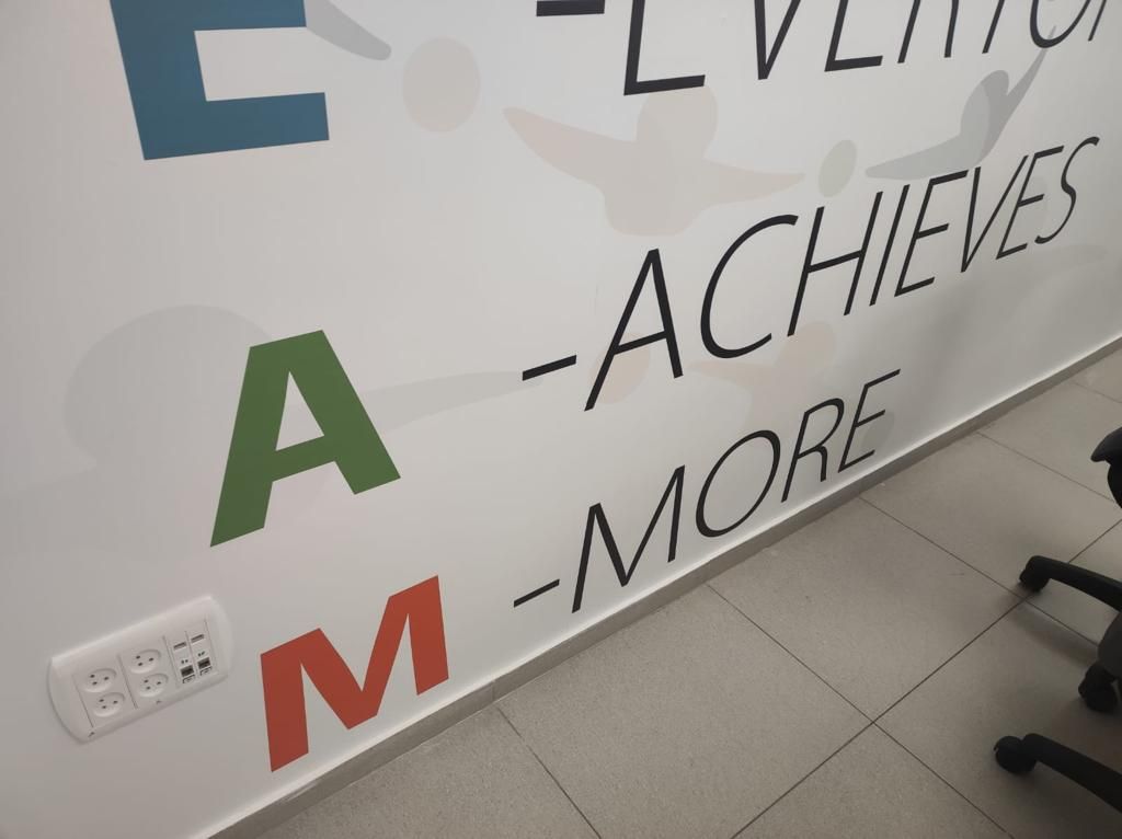 מדבקות שילוט