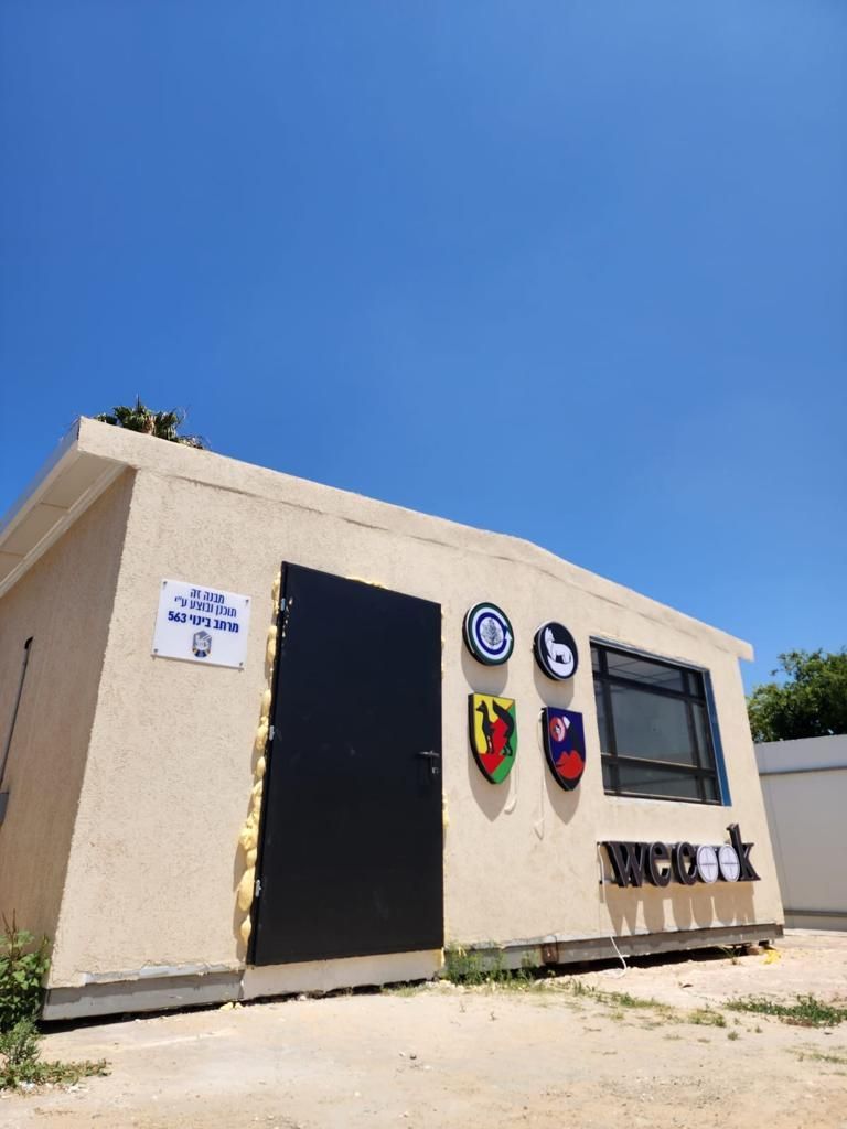 מדבקות שילוט