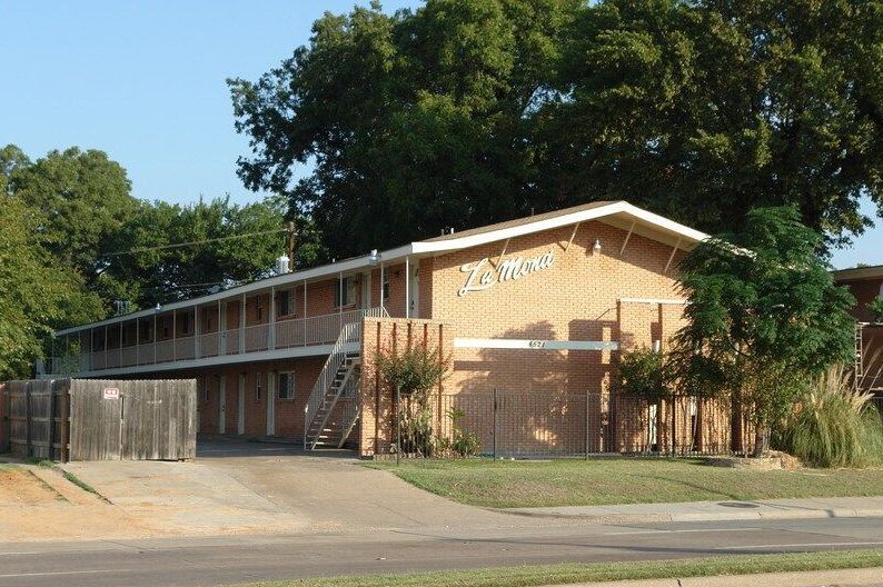 a brick apartment building with the name la mira on it