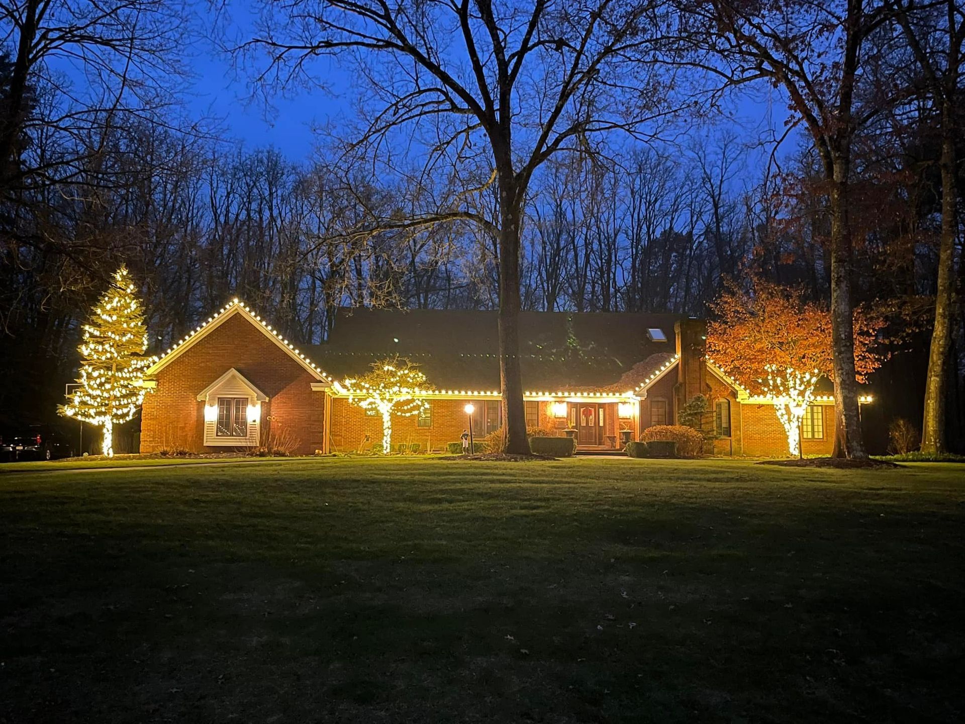 Professional Holiday Lighting for homes and businesses in 44425, 44512, and 44511, zip codes Cranberry Township PA 16066