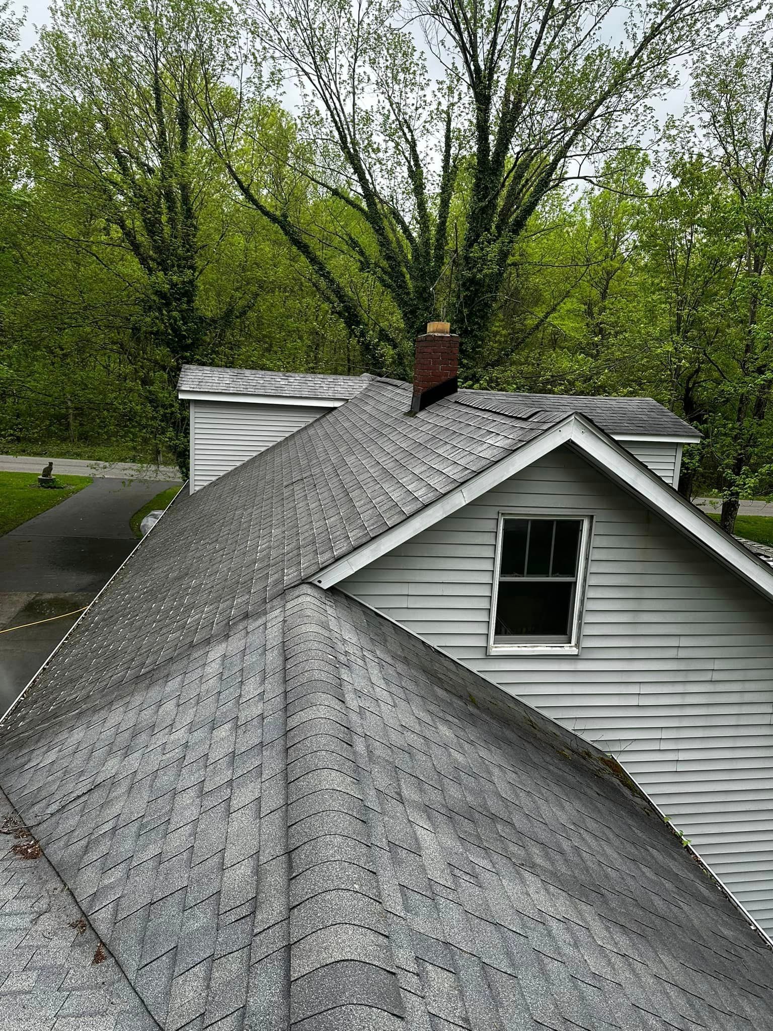 Low-pressure Cleaning  roofs *& Shingles