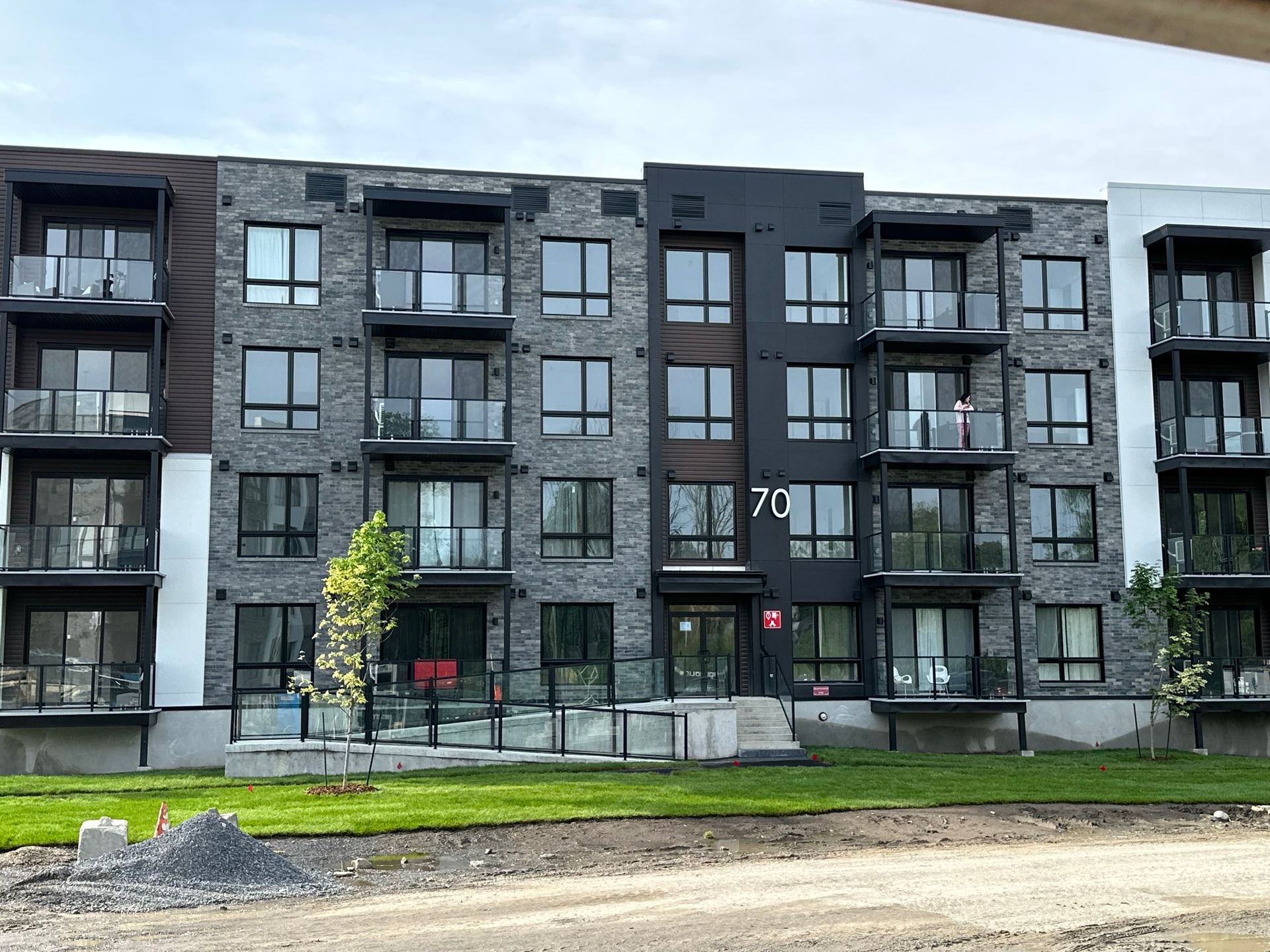 Un grand immeuble d'appartements avec beaucoup de fenêtres et de balcons.