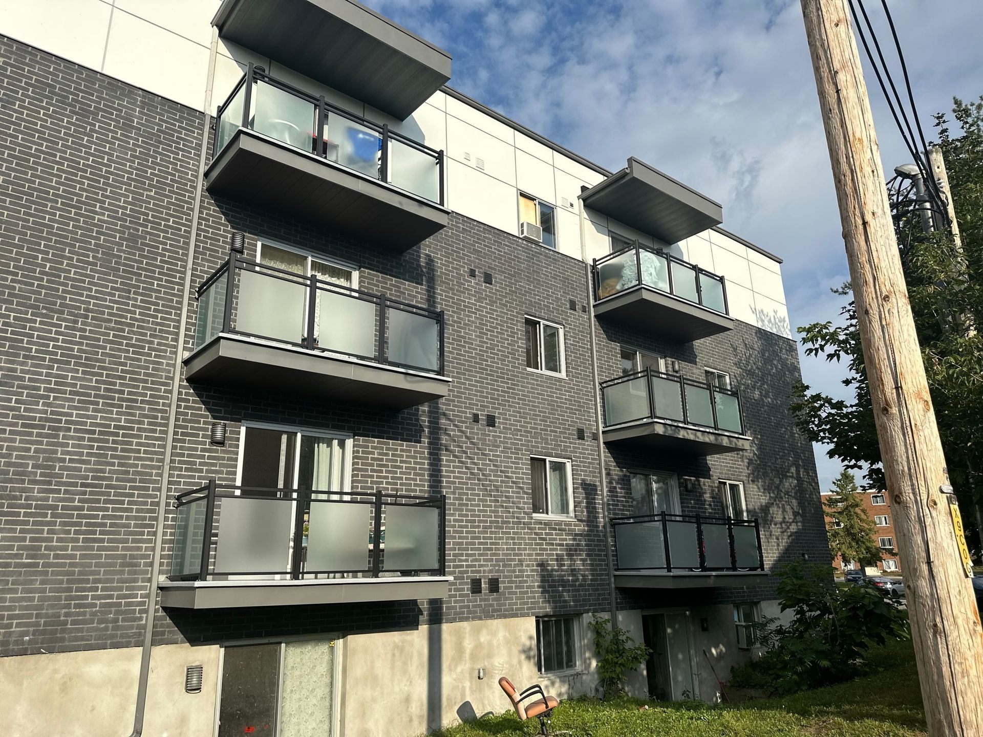 Un grand immeuble d'appartements avec beaucoup de balcons