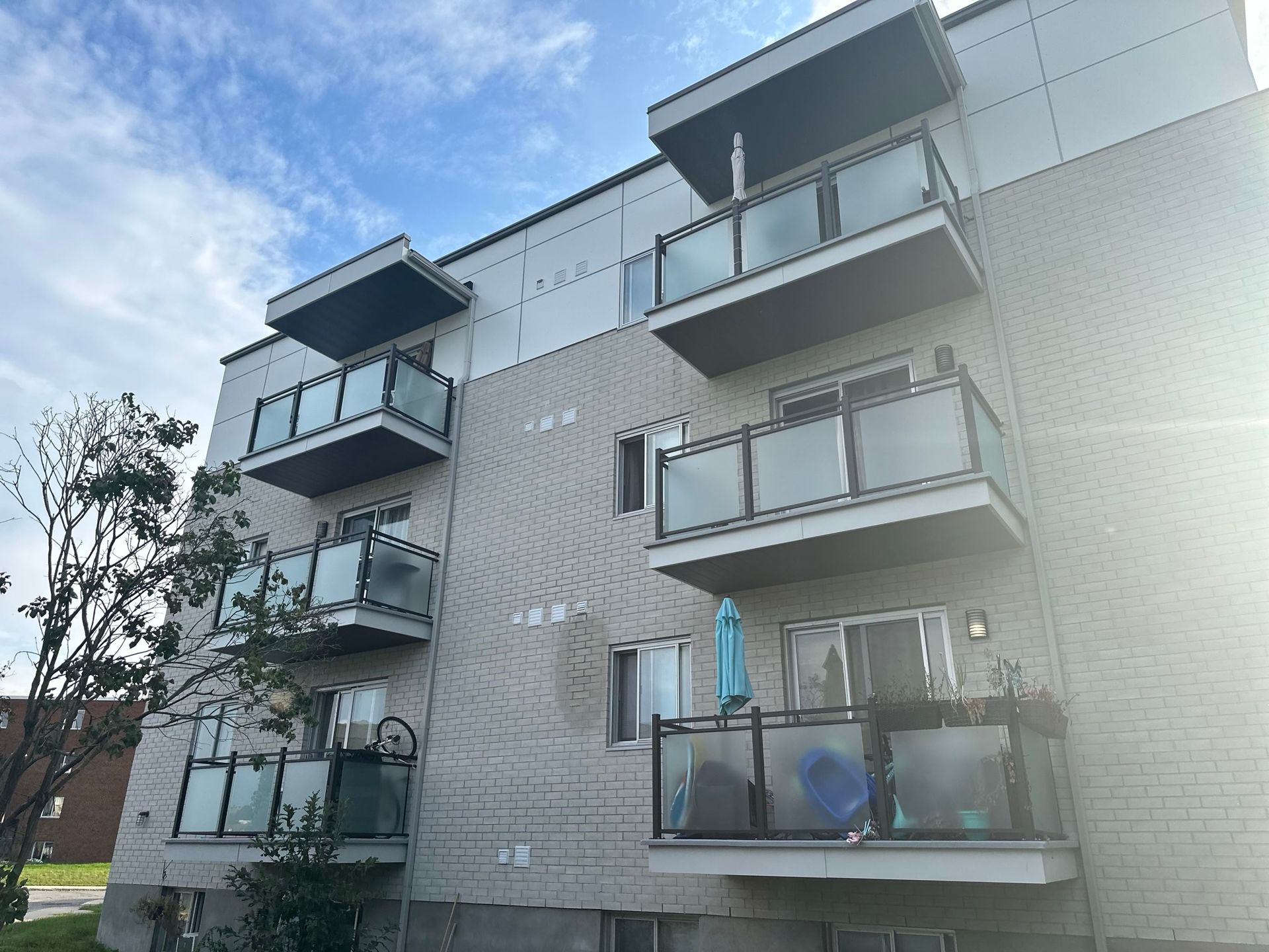 Un grand immeuble d'appartements avec beaucoup de balcons