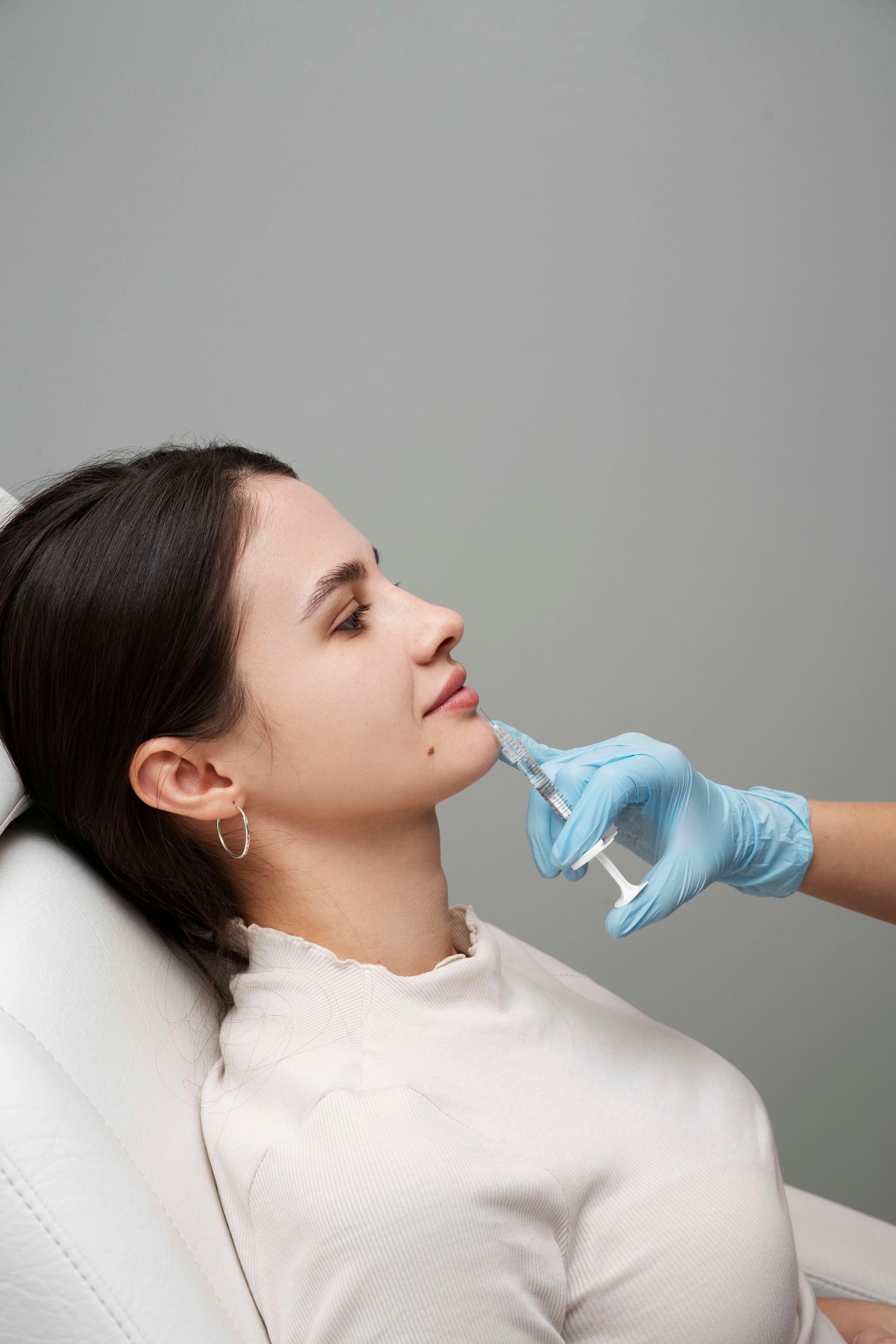 a woman is getting an injection in her lip