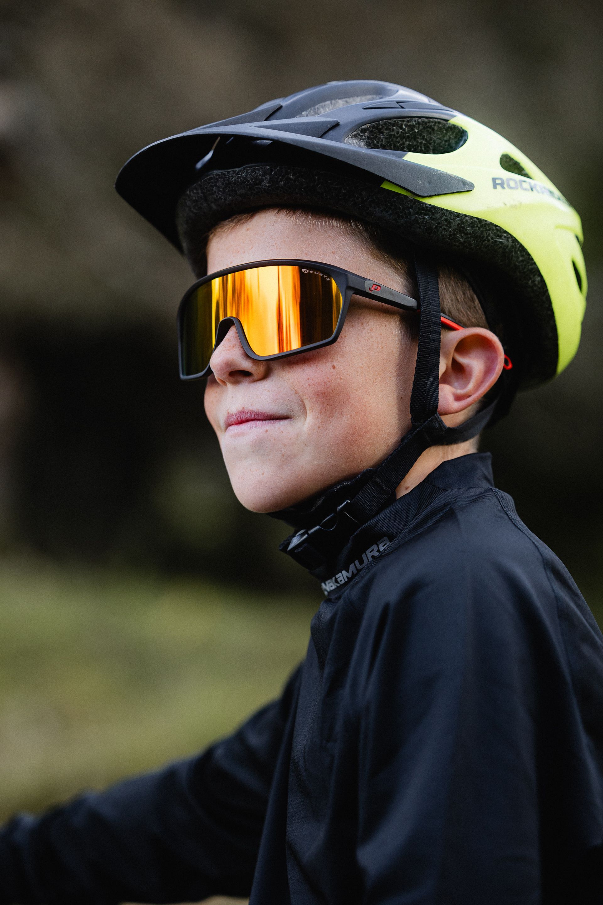 Lunettes de sport portées par un jeune cycliste