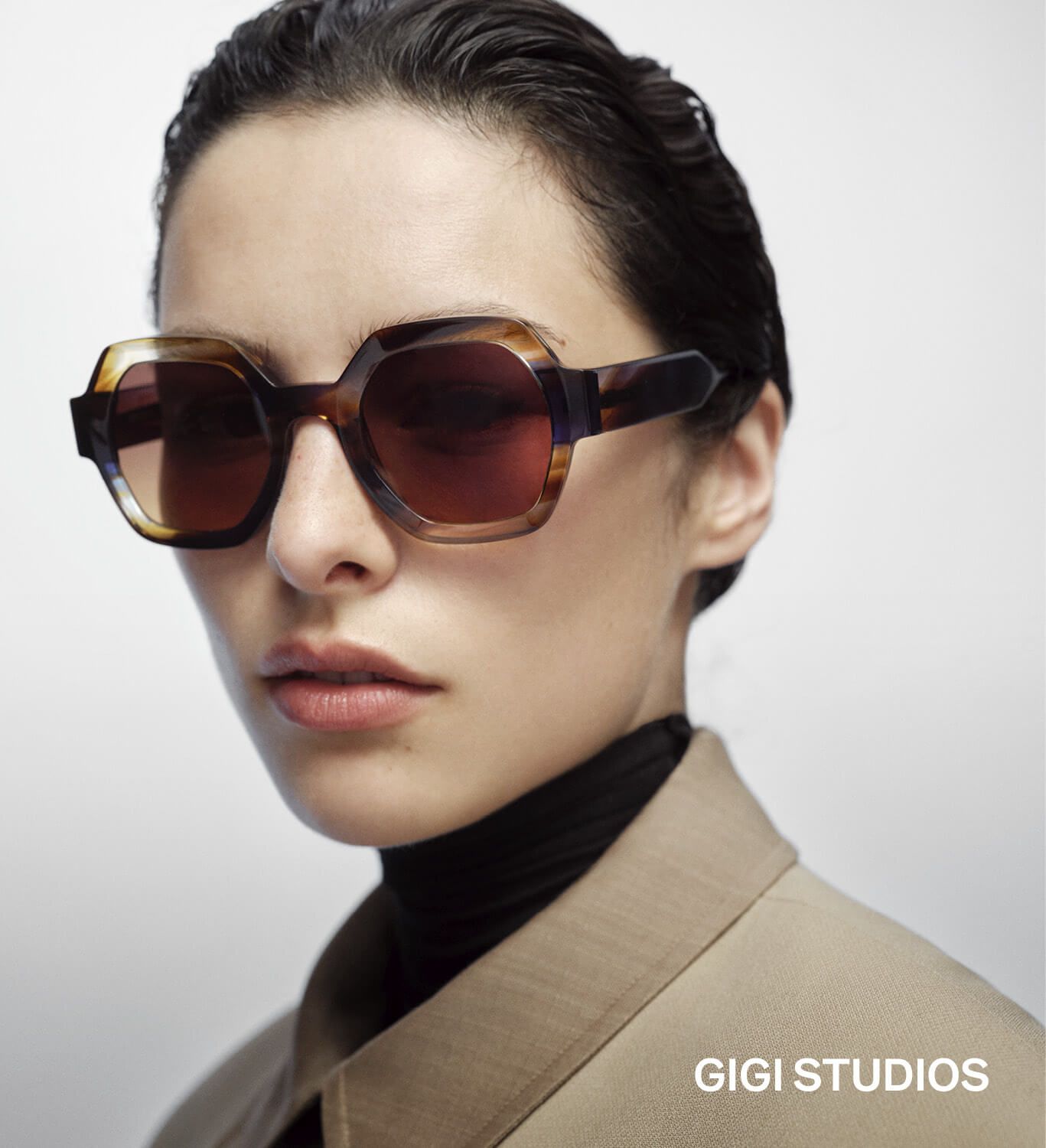 Femme portant des lunettes de soleil